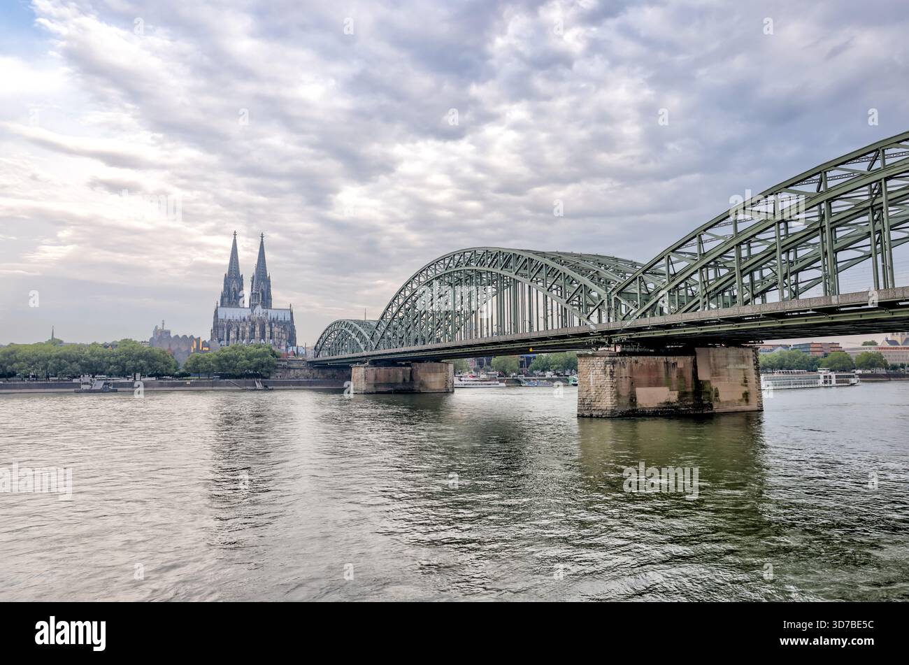 Hohenzollernbrücke und Kölner Dom über den Rhein bei Sonnenaufgang, Köln, Deutschland Stockfoto