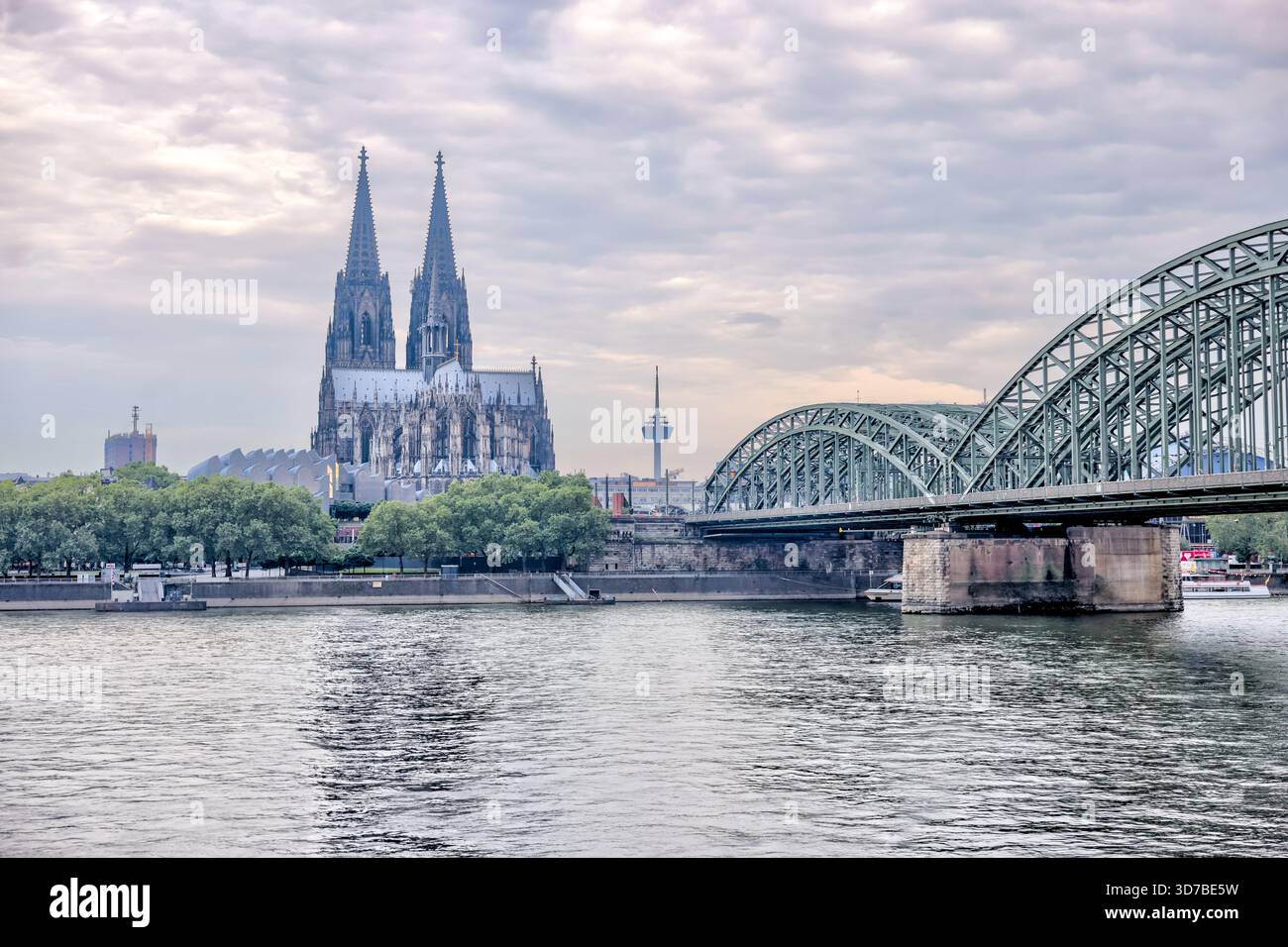 Hohenzollernbrücke und Kölner Dom über den Rhein bei Sonnenaufgang, Köln, Deutschland Stockfoto