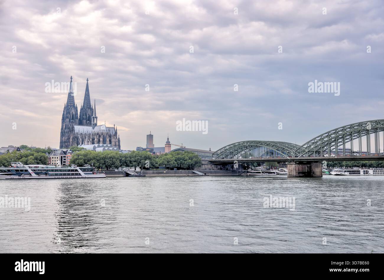 Hohenzollernbrücke und Kölner Dom über den Rhein bei Sonnenaufgang, Köln, Deutschland Stockfoto