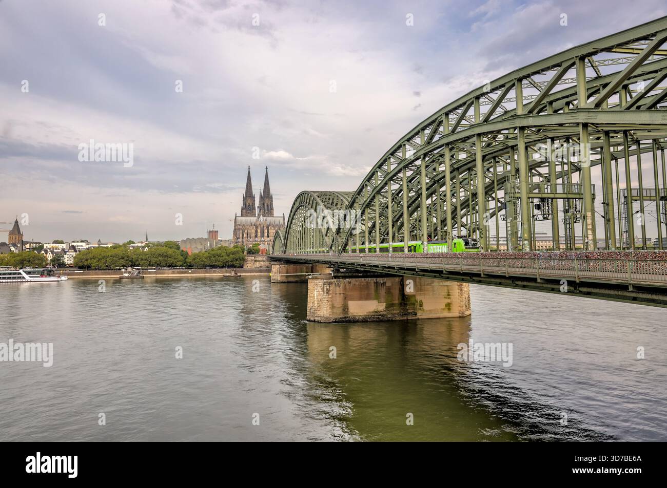 Hohenzollernbrücke und Kölner Dom über den Rhein bei Sonnenaufgang, Köln, Deutschland Stockfoto