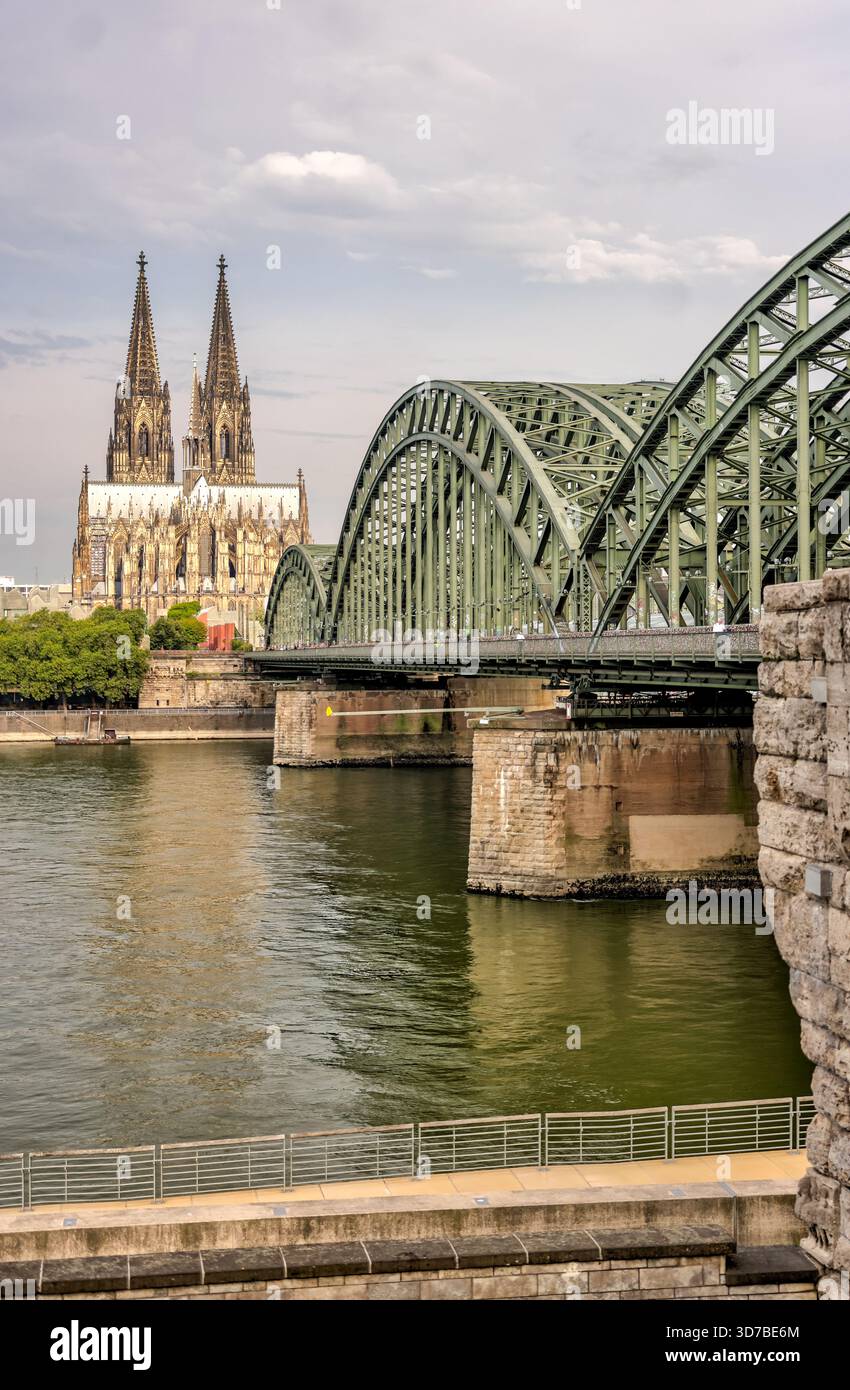 Hohenzollernbrücke und Kölner Dom über den Rhein bei Sonnenaufgang, Köln, Deutschland Stockfoto