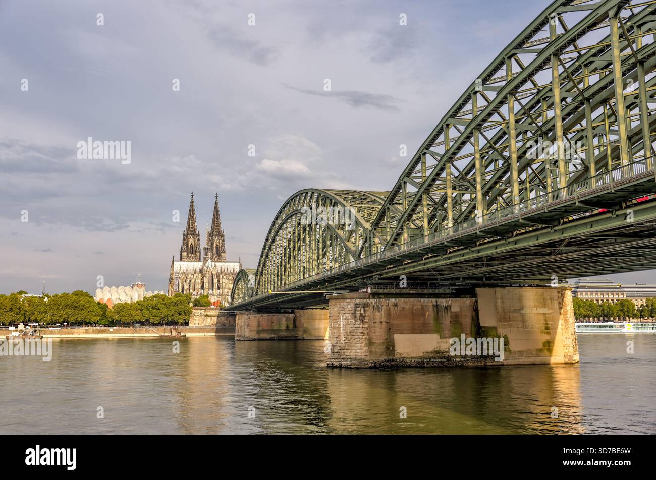 Hohenzollernbrücke und Kölner Dom über den Rhein bei Sonnenaufgang, Köln, Deutschland Stockfoto