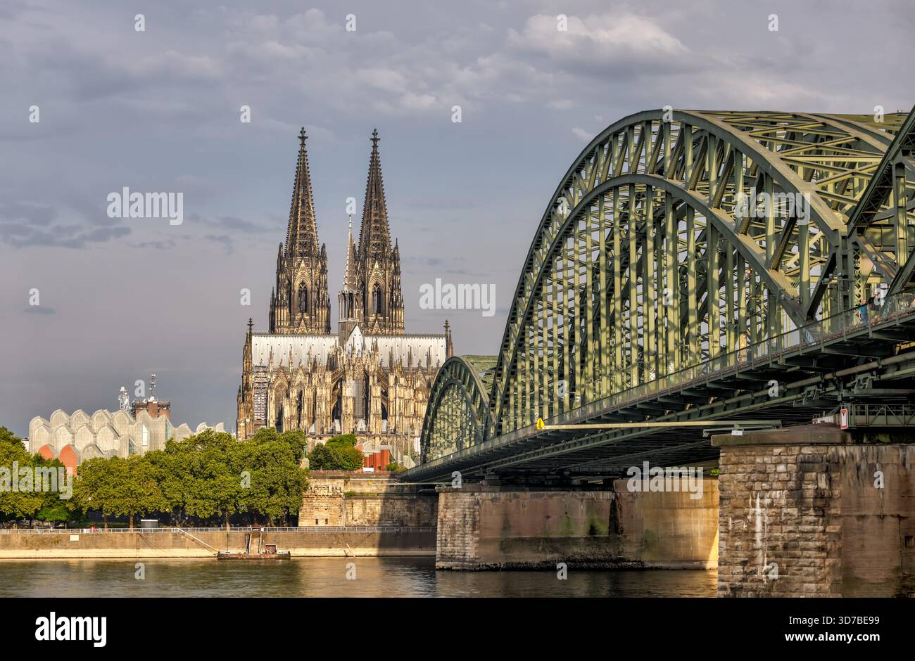 Hohenzollernbrücke und Kölner Dom über den Rhein bei Sonnenaufgang, Köln, Deutschland Stockfoto