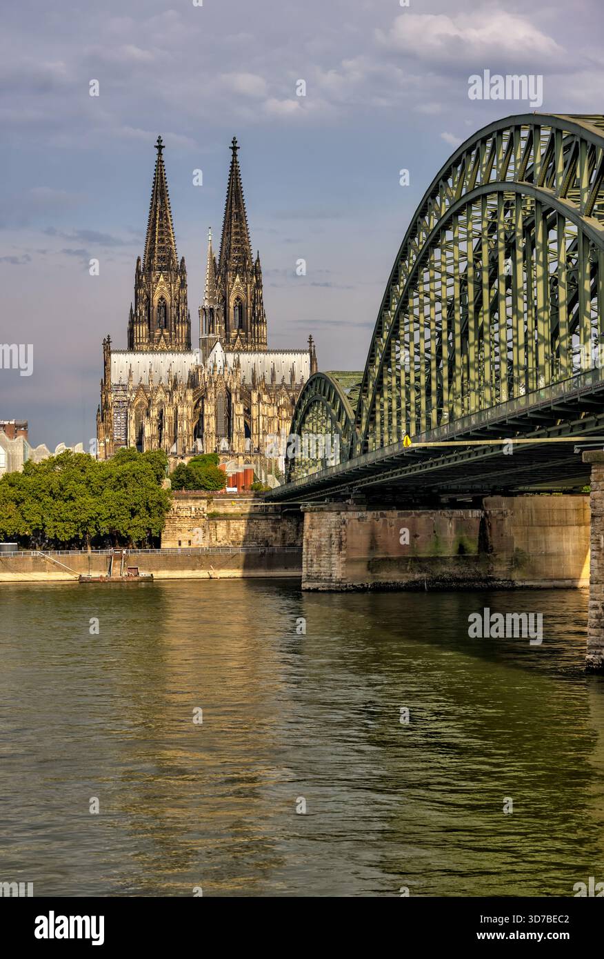 Hohenzollernbrücke und Kölner Dom über den Rhein bei Sonnenaufgang, Köln, Deutschland Stockfoto