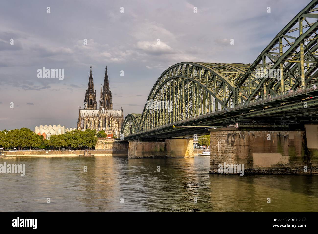 Hohenzollernbrücke und Kölner Dom über den Rhein bei Sonnenaufgang, Köln, Deutschland Stockfoto