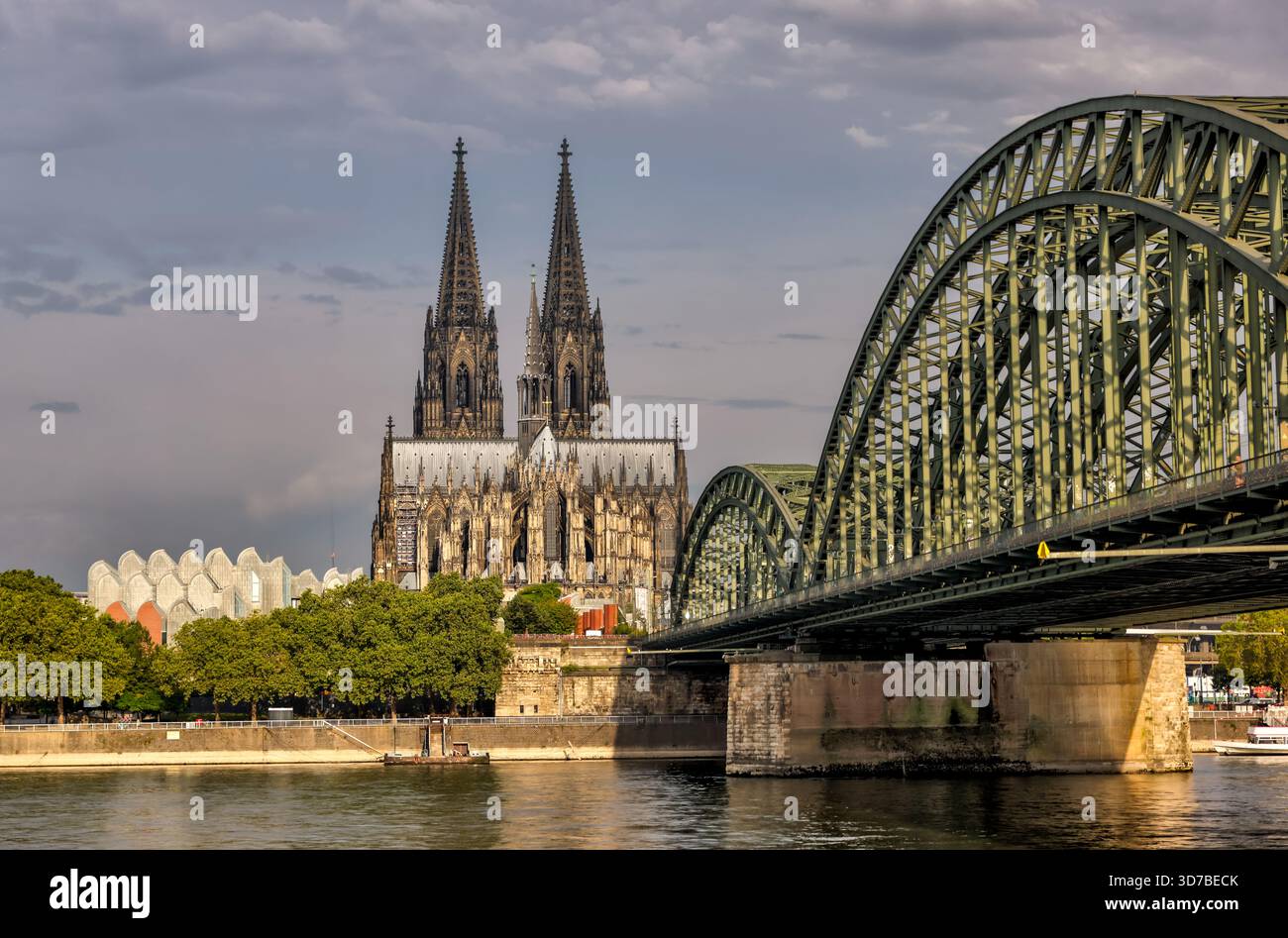 Hohenzollernbrücke und Kölner Dom über den Rhein bei Sonnenaufgang, Köln, Deutschland Stockfoto