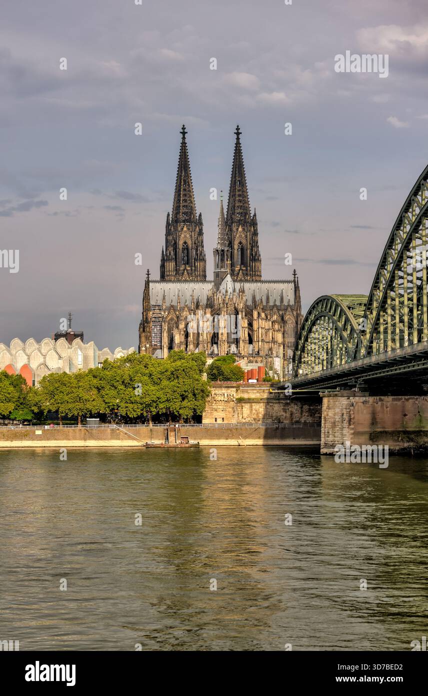 Hohenzollernbrücke und Kölner Dom über den Rhein bei Sonnenaufgang, Köln, Deutschland Stockfoto