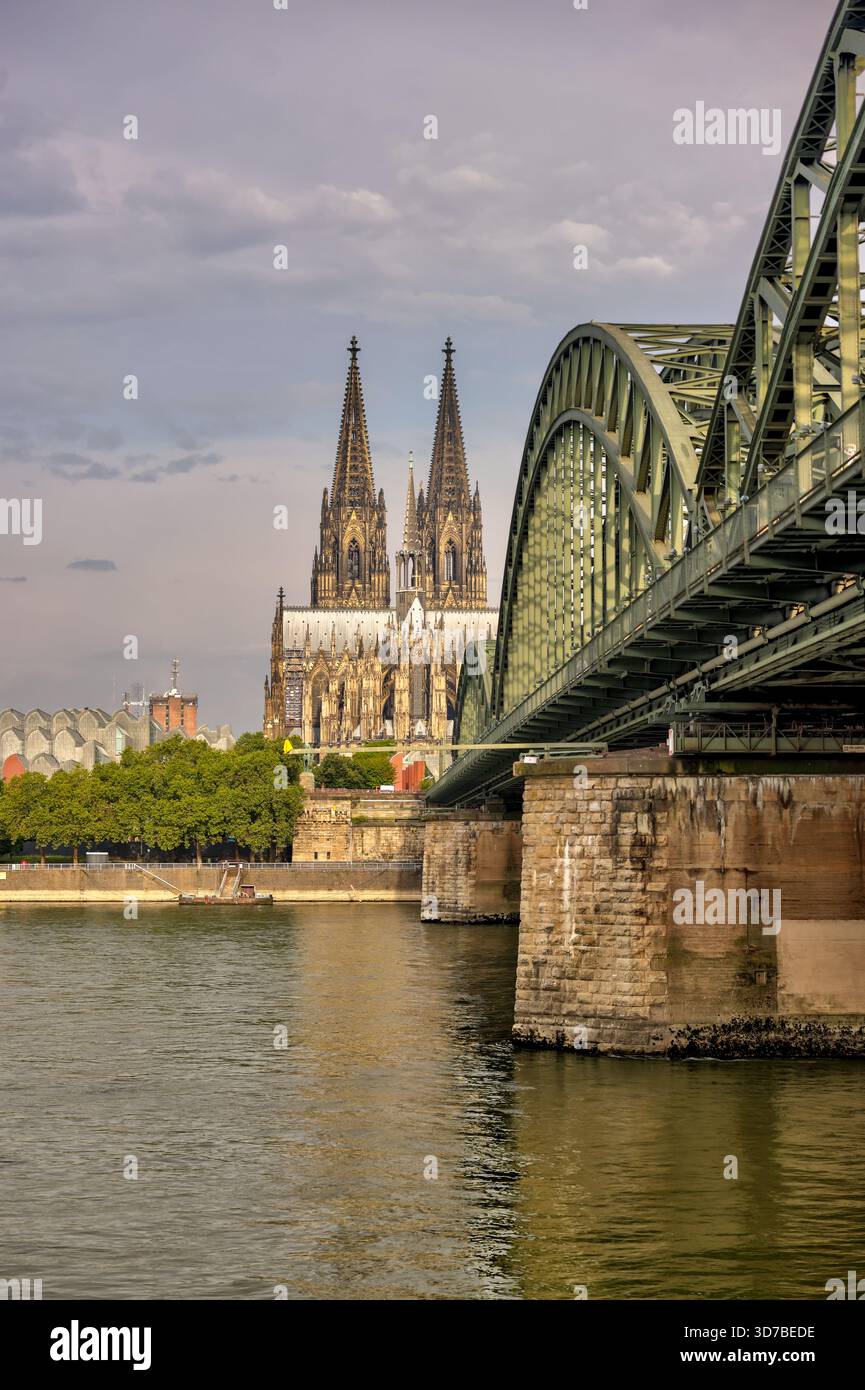 Hohenzollernbrücke und Kölner Dom über den Rhein bei Sonnenaufgang, Köln, Deutschland Stockfoto