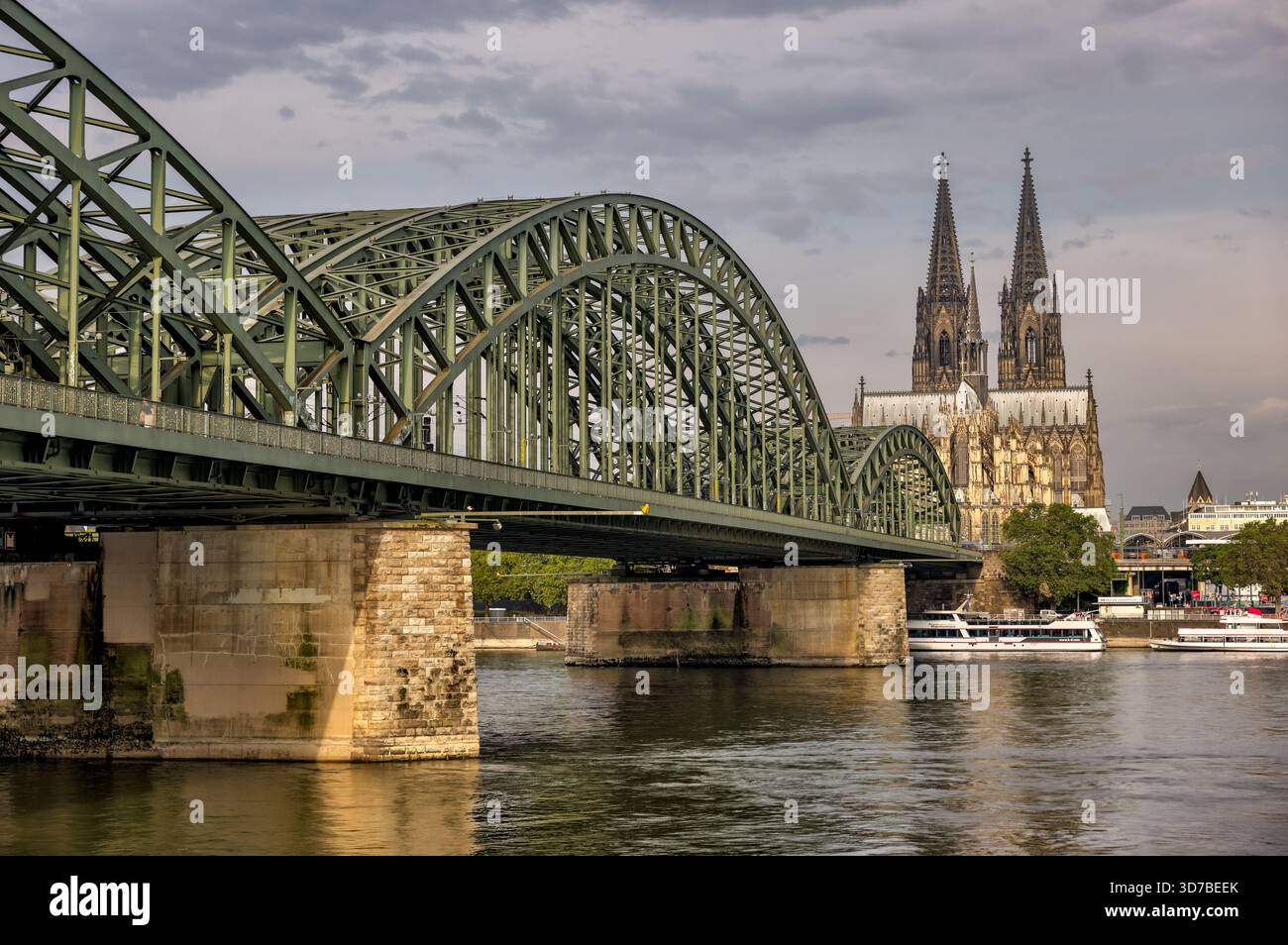 Hohenzollernbrücke und Kölner Dom über den Rhein bei Sonnenaufgang, Köln, Deutschland Stockfoto