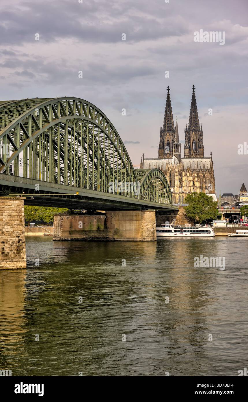 Hohenzollernbrücke und Kölner Dom über den Rhein bei Sonnenaufgang, Köln, Deutschland Stockfoto