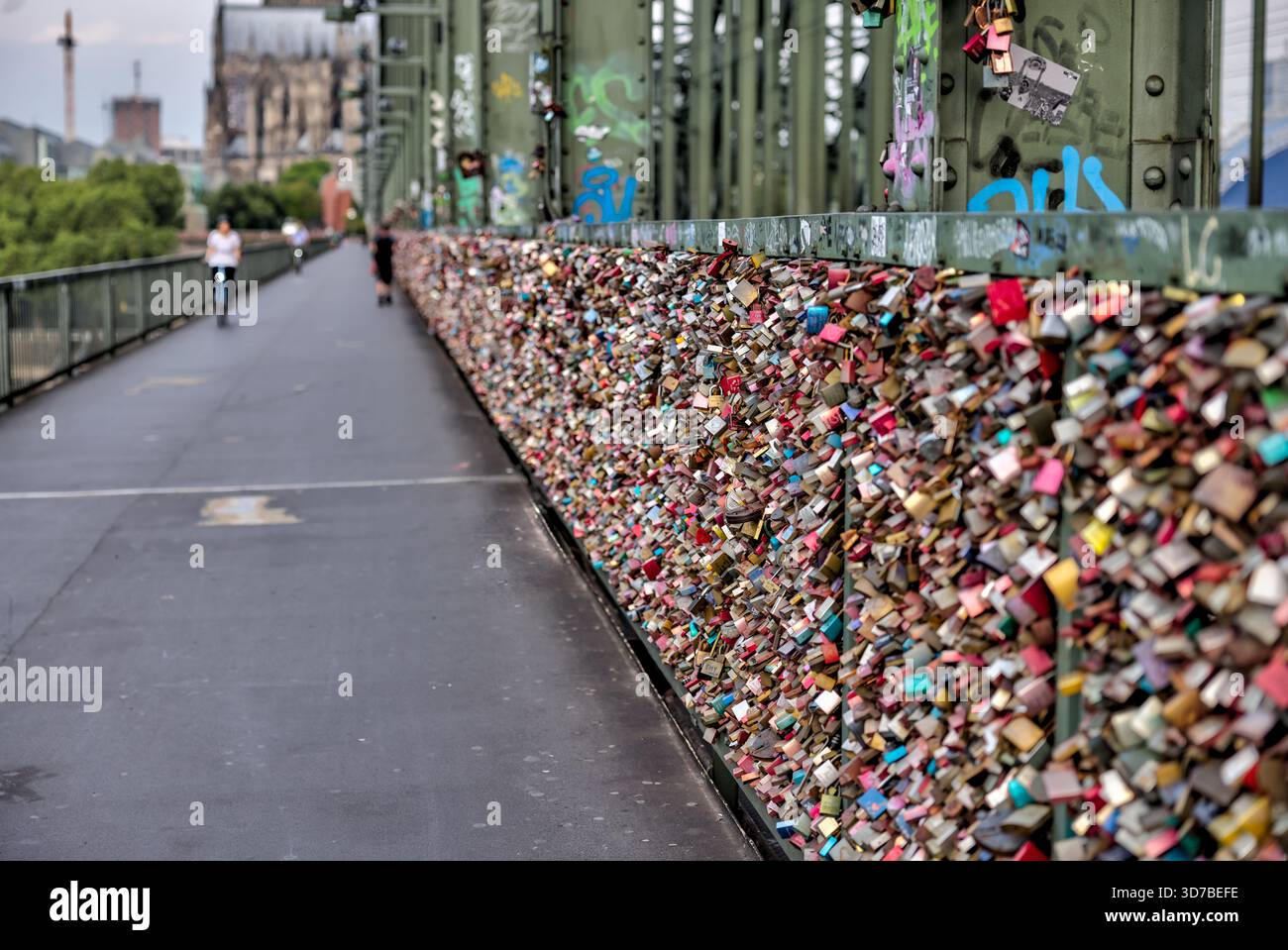 Liebesschlösser auf der Hohenzollernbrücke in Köln, Deutschland, mit Blick auf den Rhein Stockfoto