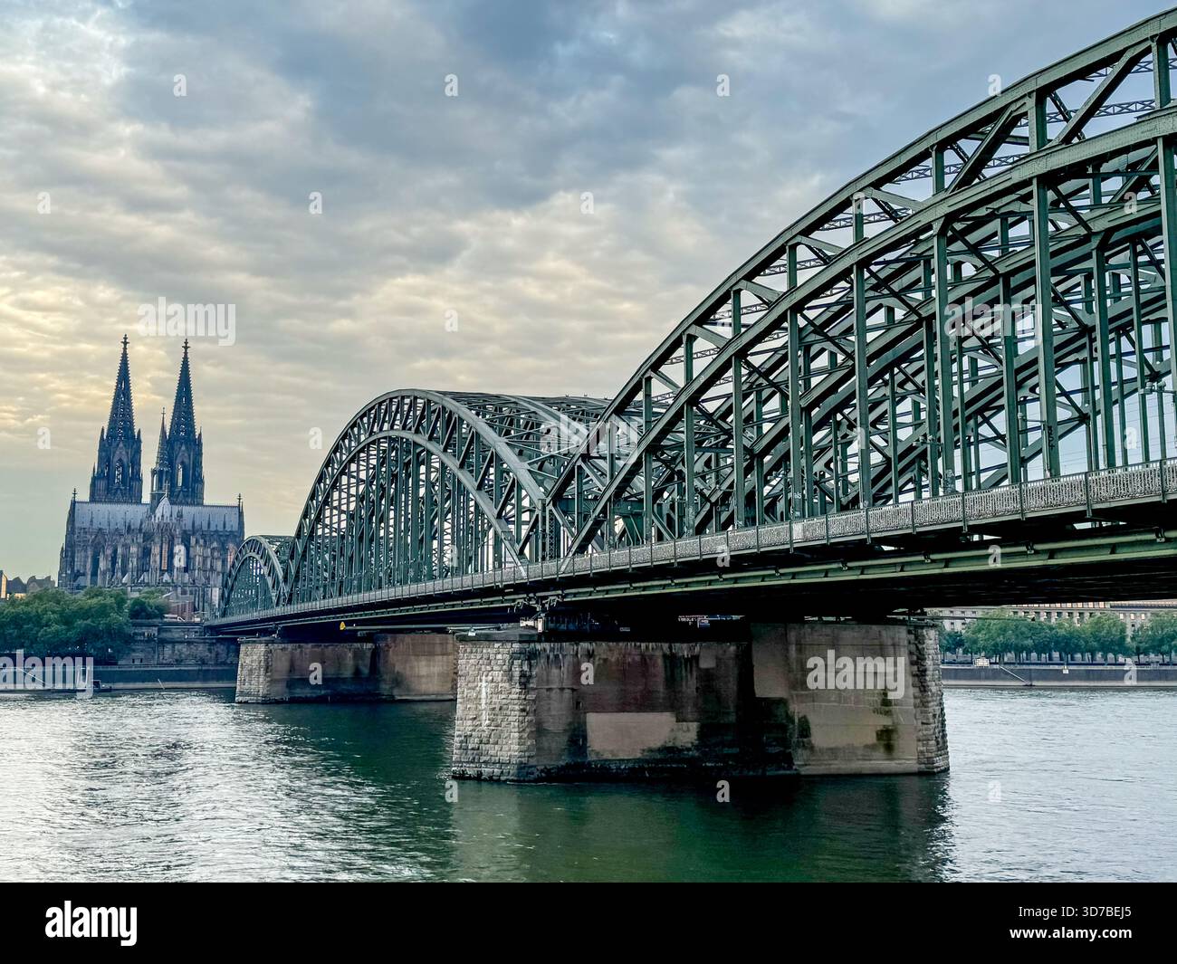 Hohenzollernbrücke und Kölner Dom über den Rhein bei Sonnenaufgang, Köln, Deutschland Stockfoto
