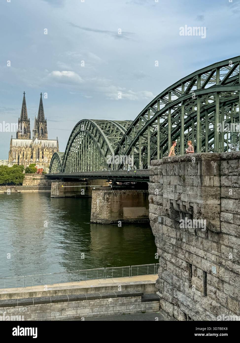Hohenzollernbrücke und Kölner Dom über den Rhein bei Sonnenaufgang, Köln, Deutschland Stockfoto