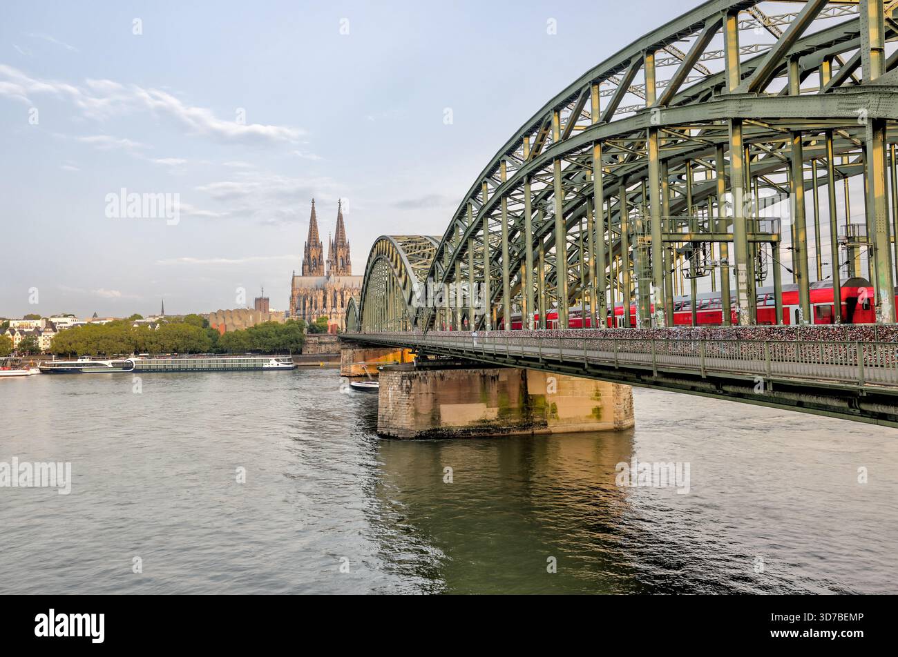 Hohenzollernbrücke und Kölner Dom über den Rhein bei Sonnenaufgang, Köln, Deutschland Stockfoto