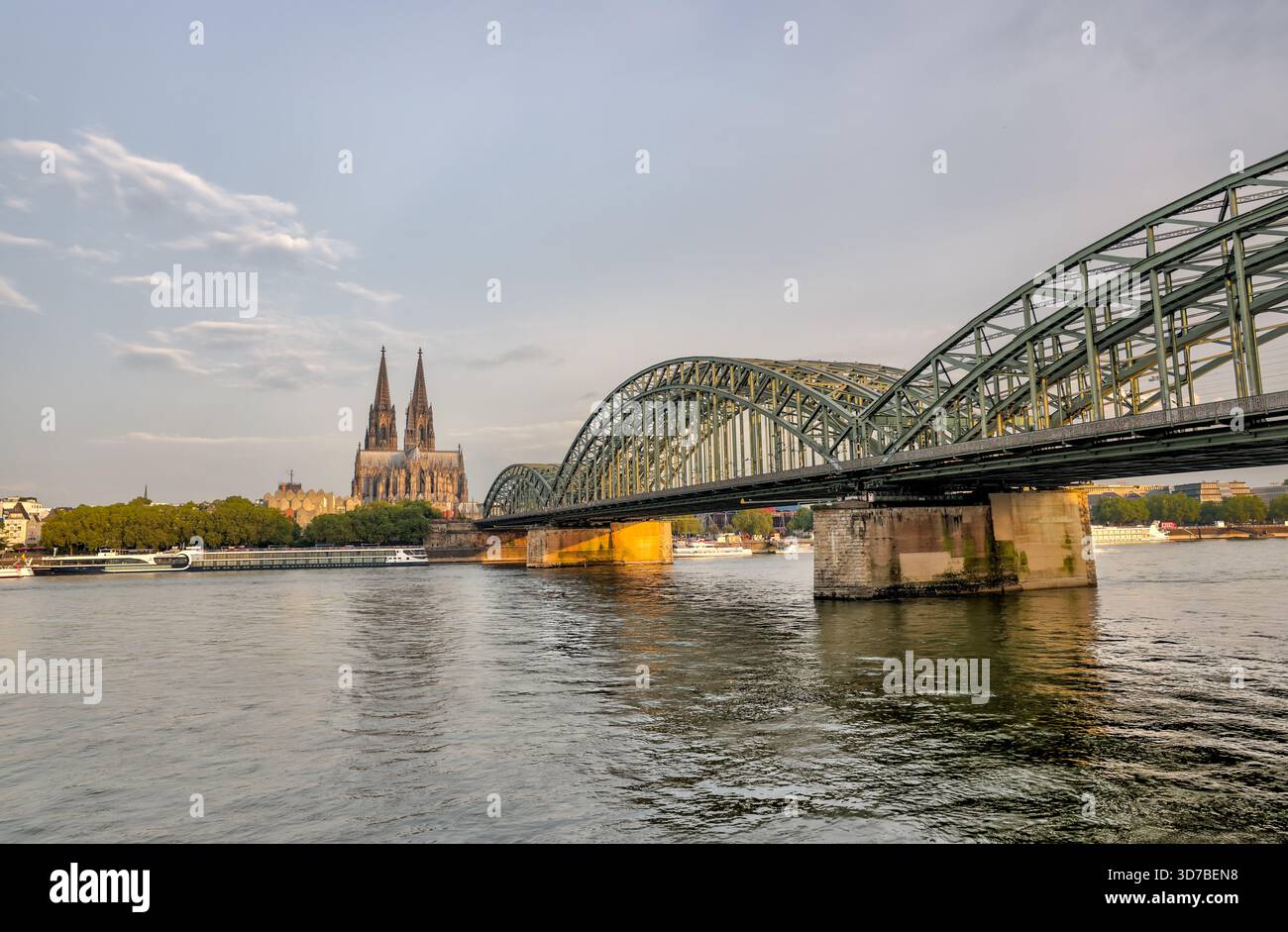 Hohenzollernbrücke und Kölner Dom über den Rhein bei Sonnenaufgang, Köln, Deutschland Stockfoto