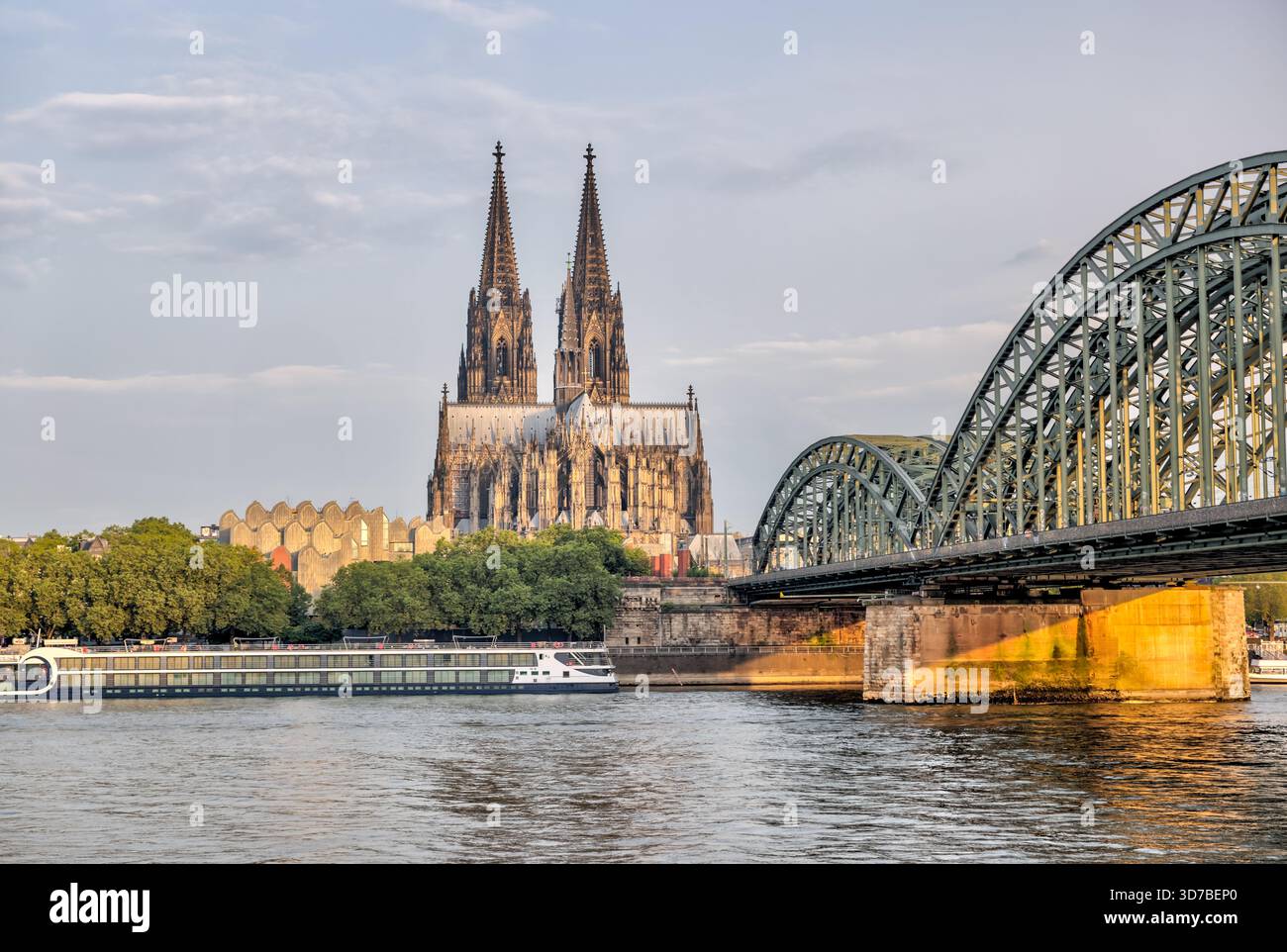 Hohenzollernbrücke und Kölner Dom über den Rhein bei Sonnenaufgang, Köln, Deutschland Stockfoto