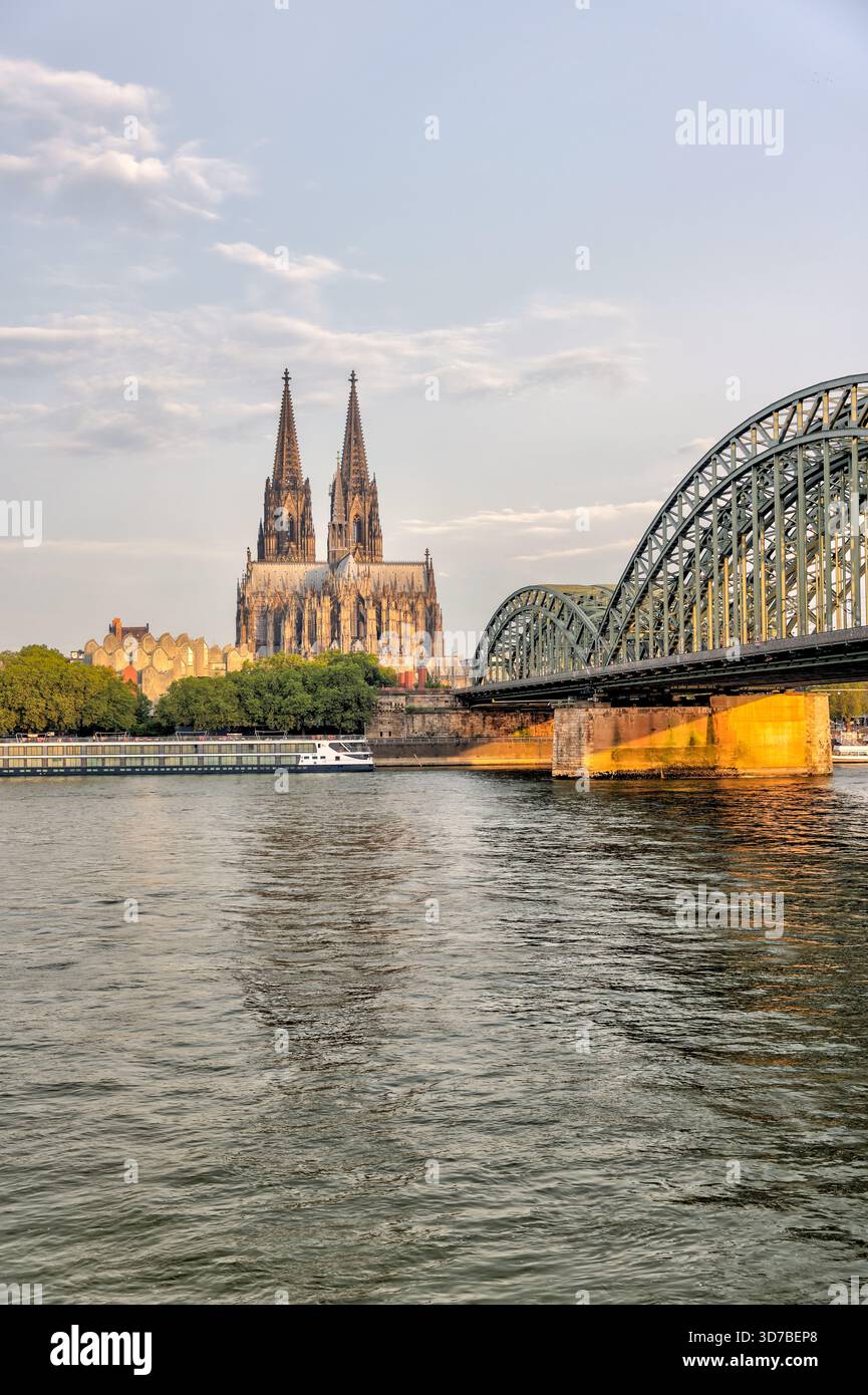 Hohenzollernbrücke und Kölner Dom über den Rhein bei Sonnenaufgang, Köln, Deutschland Stockfoto