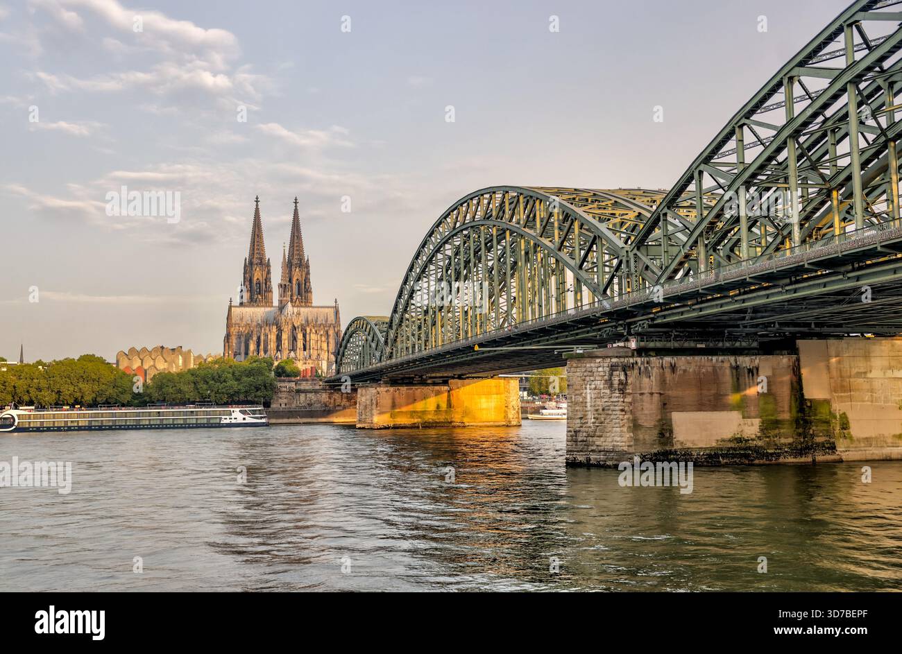 Hohenzollernbrücke und Kölner Dom über den Rhein bei Sonnenaufgang, Köln, Deutschland Stockfoto