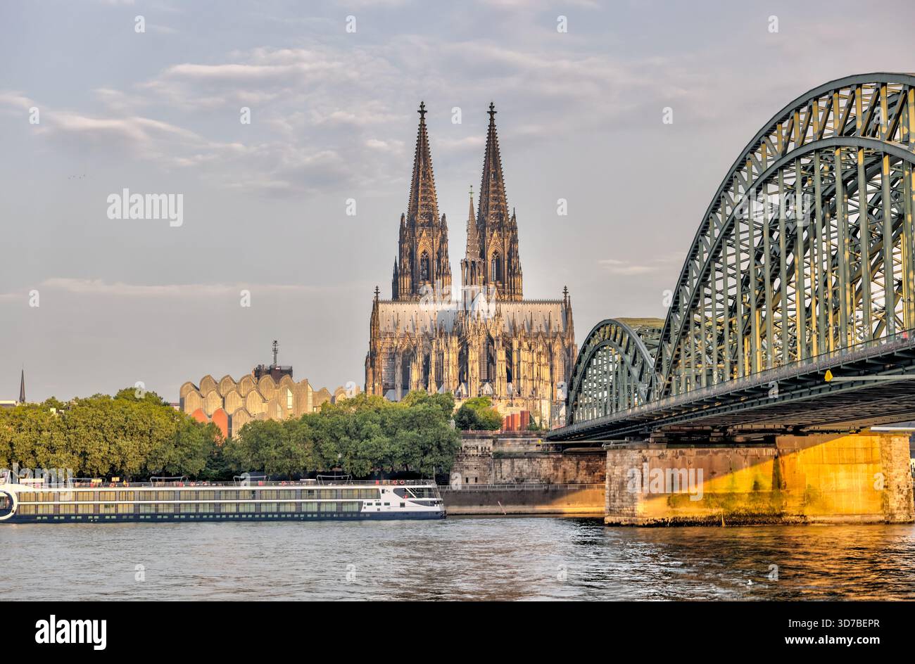 Hohenzollernbrücke und Kölner Dom über den Rhein bei Sonnenaufgang, Köln, Deutschland Stockfoto
