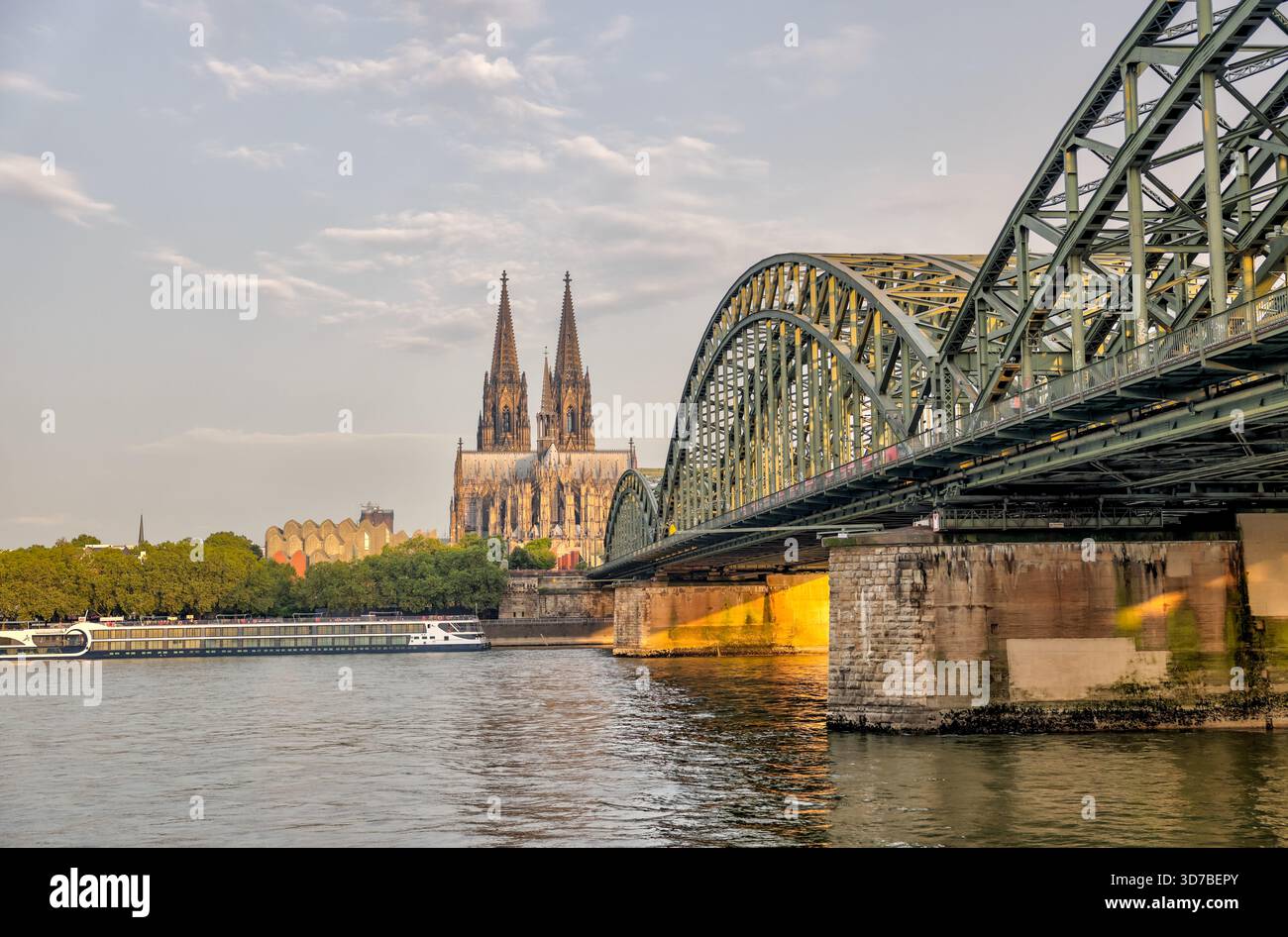 Hohenzollernbrücke und Kölner Dom über den Rhein bei Sonnenaufgang, Köln, Deutschland Stockfoto