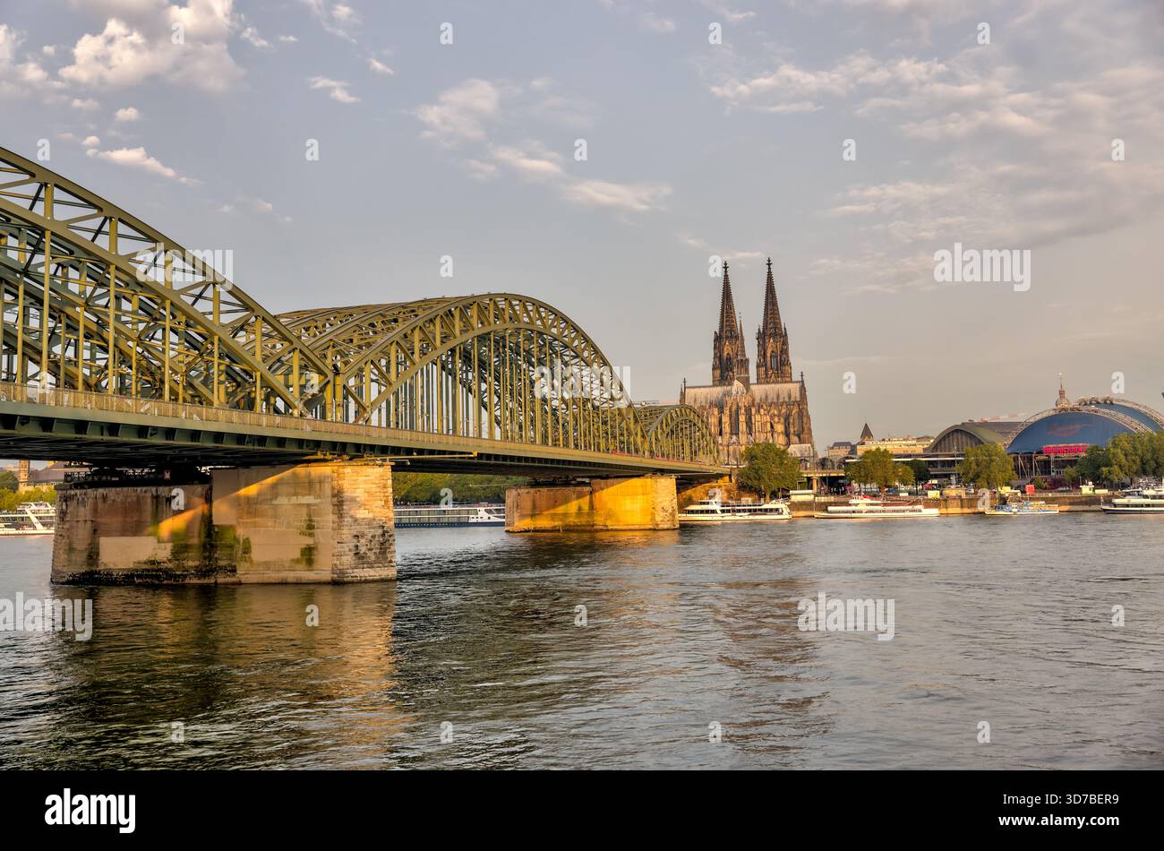 Hohenzollernbrücke und Kölner Dom über den Rhein bei Sonnenaufgang, Köln, Deutschland Stockfoto