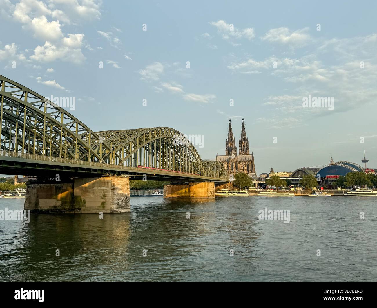 Hohenzollernbrücke und Kölner Dom über den Rhein bei Sonnenaufgang, Köln, Deutschland Stockfoto