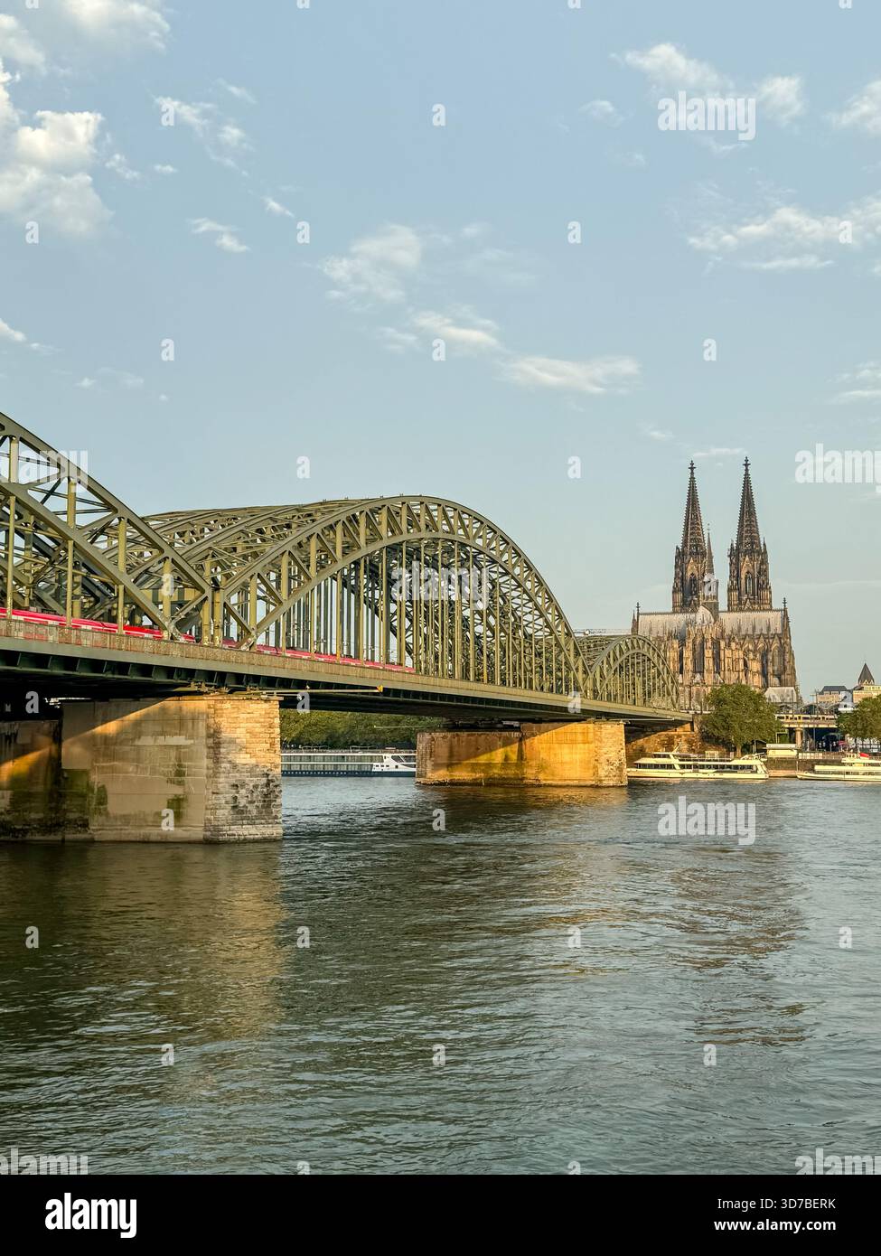 Hohenzollernbrücke und Kölner Dom über den Rhein bei Sonnenaufgang, Köln, Deutschland Stockfoto