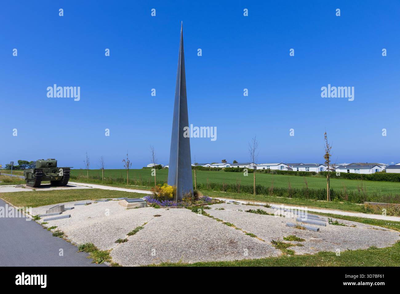 Ein britischer Churchill-AVRE-Panzer wurde verwendet, um Bunker und Pillboxen am World war II Memorial in Lion-sur-Mer (Calvados) in der Normandie zu räumen Stockfoto