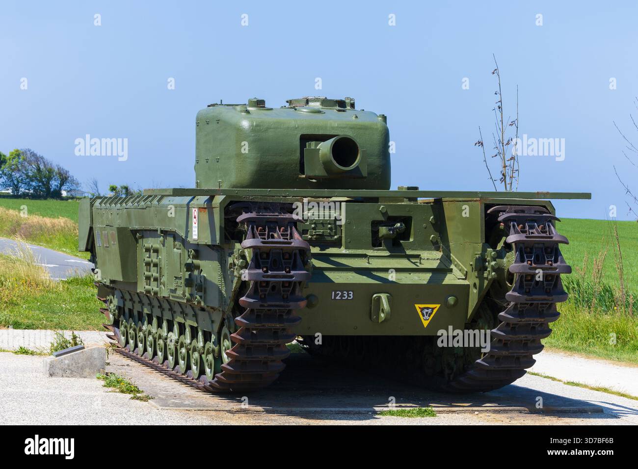 Ein britischer Churchill-AVRE-Panzer wurde verwendet, um Bunker und Pillboxen am World war II Memorial in Lion-sur-Mer (Calvados) in der Normandie zu räumen Stockfoto