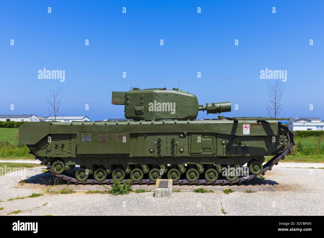 Ein britischer Churchill-AVRE-Panzer wurde verwendet, um Bunker und Pillboxen am World war II Memorial in Lion-sur-Mer (Calvados) in der Normandie zu räumen Stockfoto