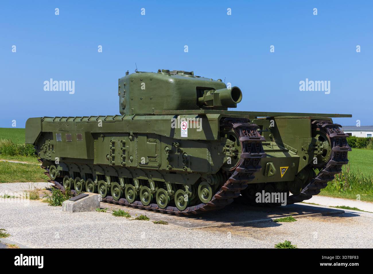 Ein britischer Churchill-AVRE-Panzer wurde verwendet, um Bunker und Pillboxen am World war II Memorial in Lion-sur-Mer (Calvados) in der Normandie zu räumen Stockfoto