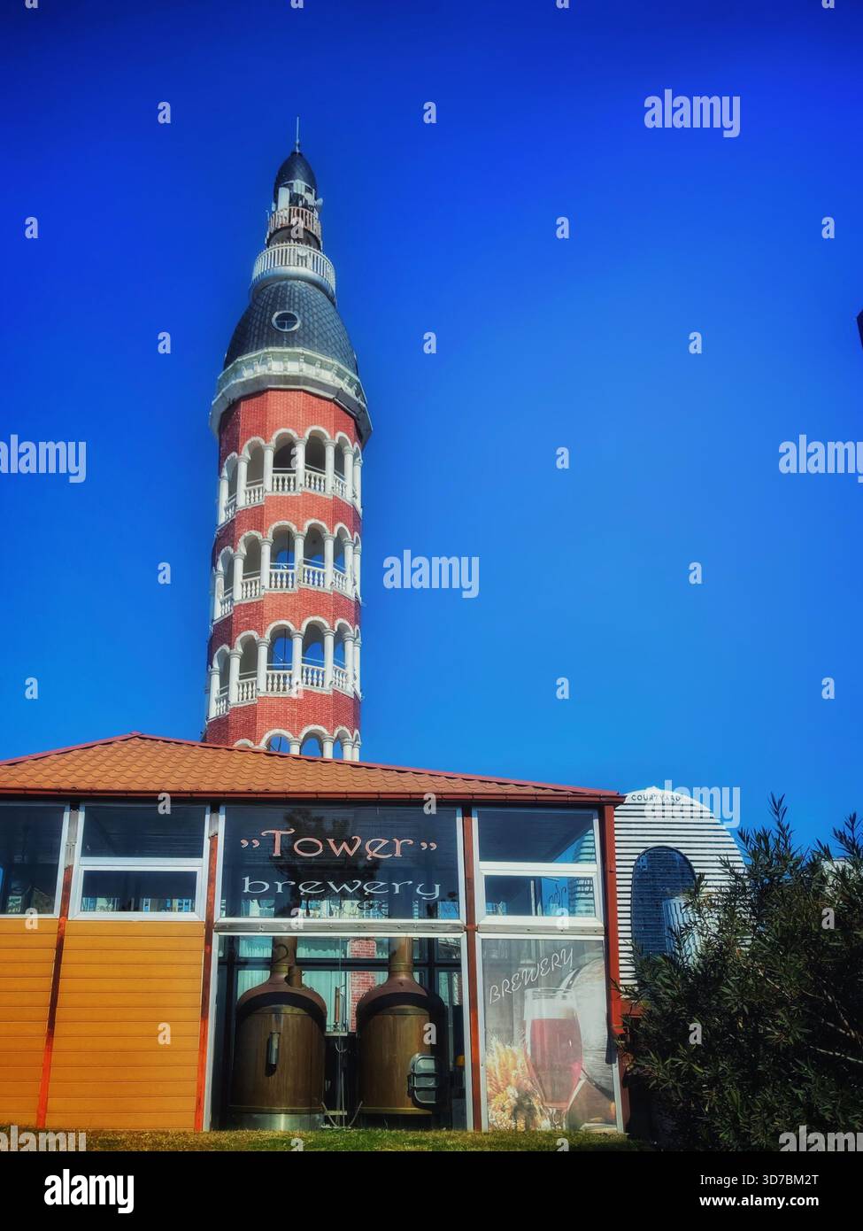 Der ikonische Turm von Batumi, Georgia. Hoch vor einem klaren blauen Himmel, aufgenommen am 25. November 2025. Stockfoto