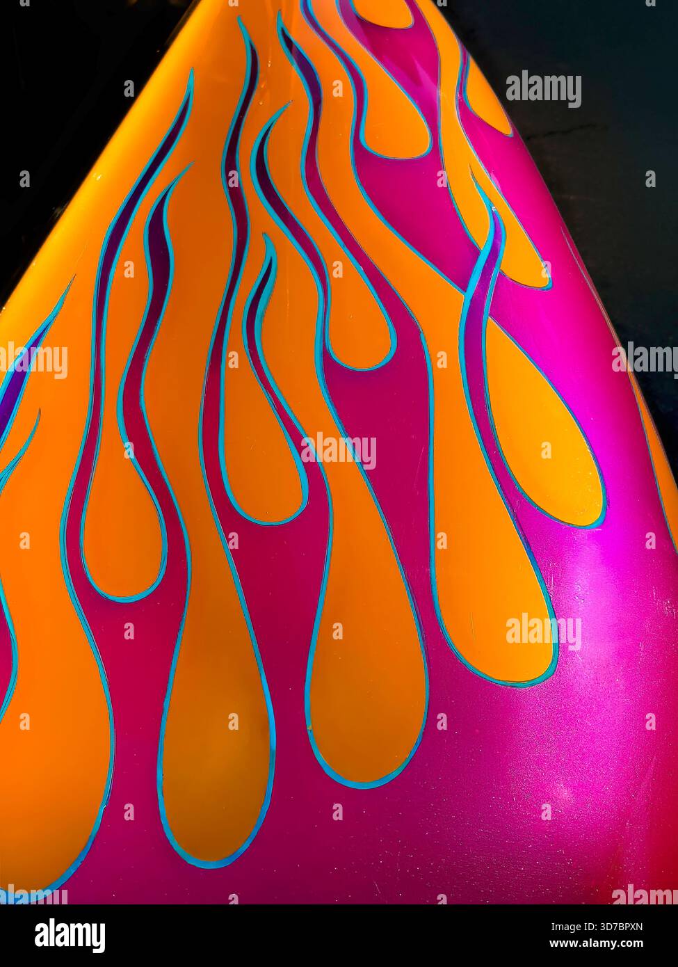 Nahaufnahme eines alten Oldtimers im Retro-Stil, orange mit violettem und rotem Flammendesign. Stockfoto