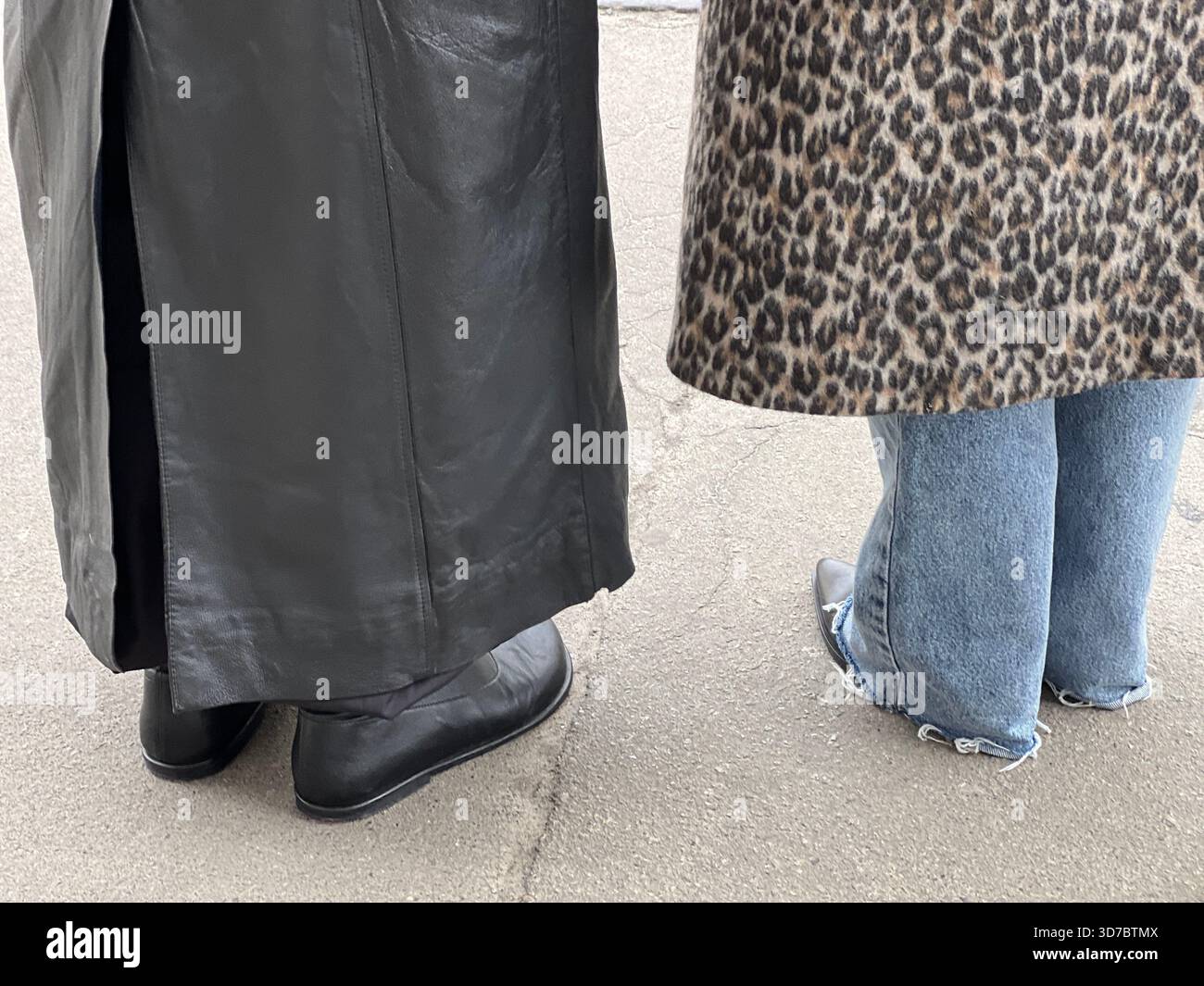 Regenmantel aus Kunstleder und Leopardenfell im Street Style. Stockfoto