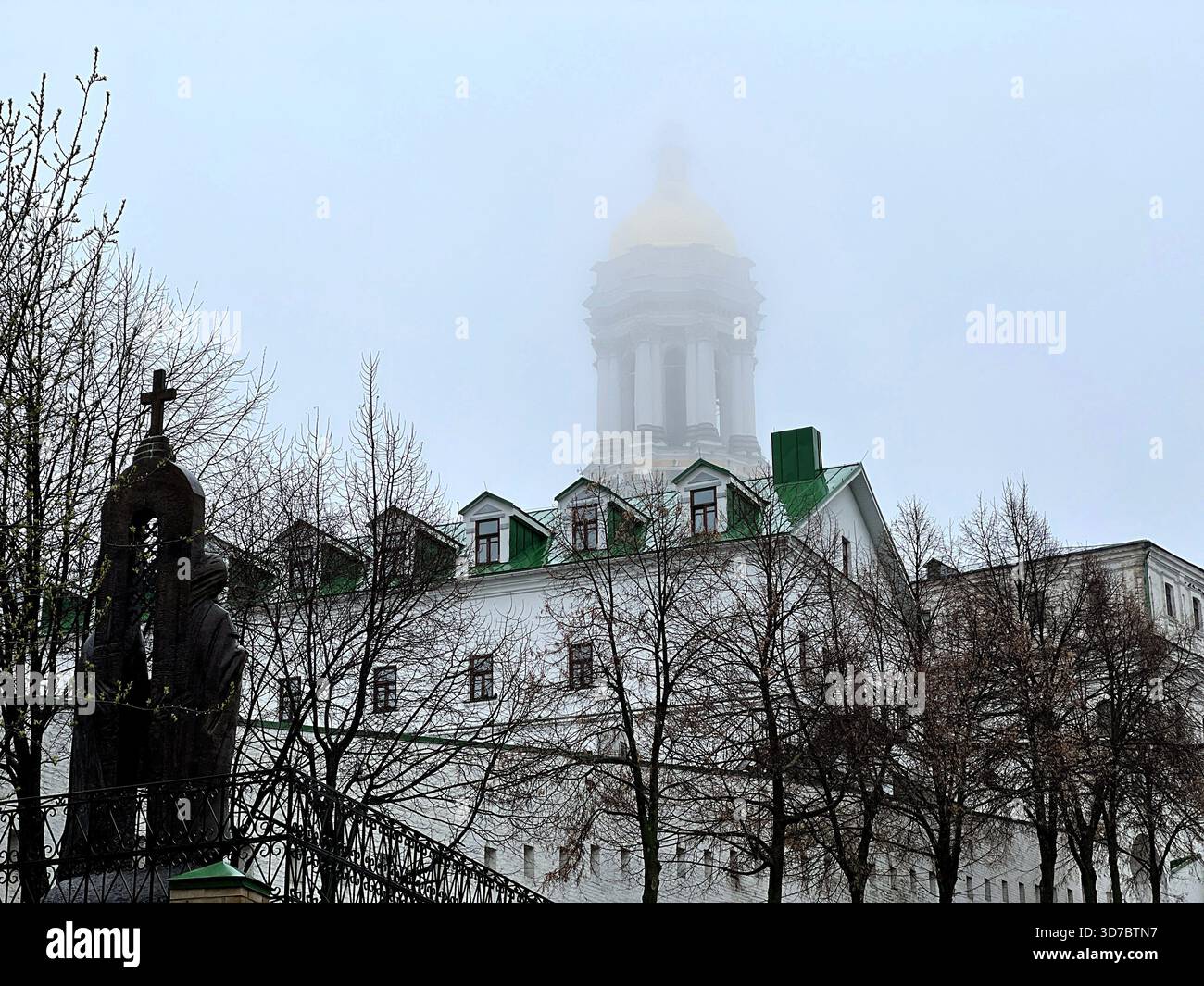Kirchturm des Klosters Lavra im Nebel, Kiew Ukraine Stockfoto