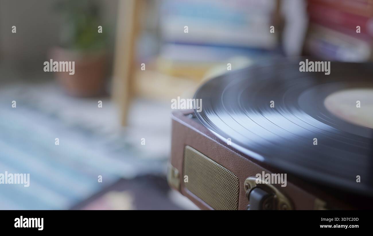 Vintage-Plattenspieler mit drehbarer Vinyl-Disc Stockfoto