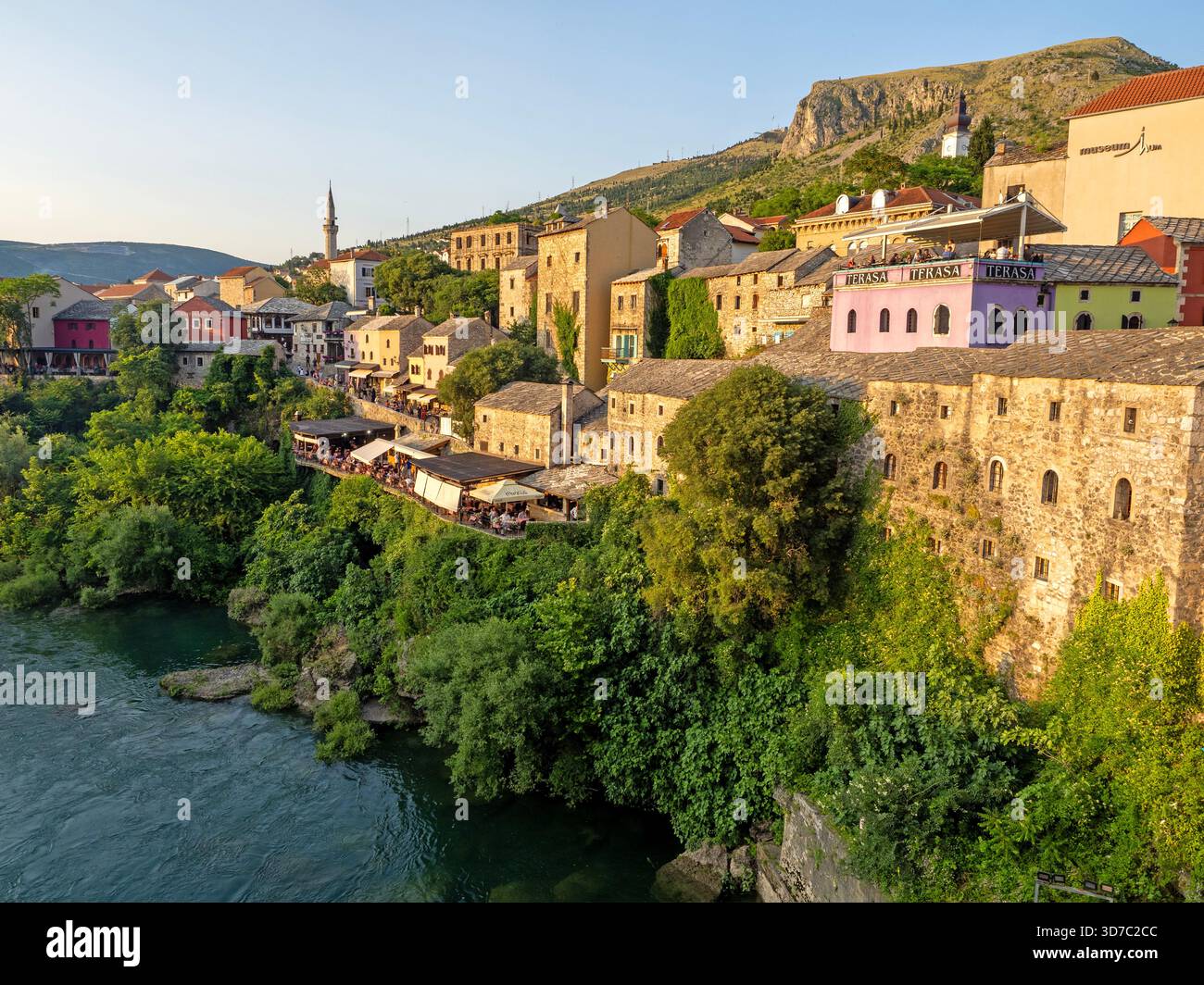Die Altstadt von Mostar oberhalb des Flusses Neretva Stockfoto