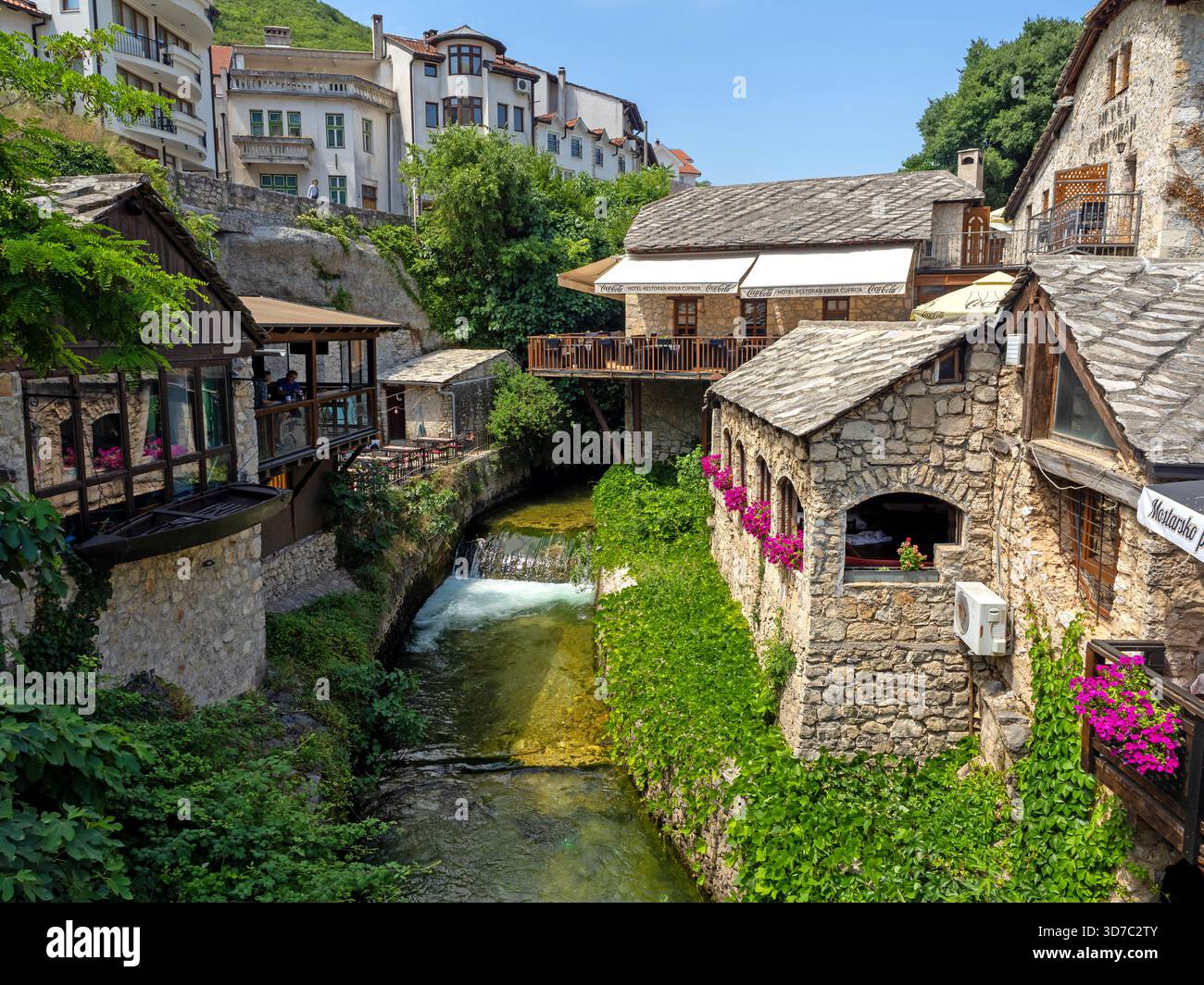 Der Fluss fließt durch die Altstadt von Mostar Stockfoto