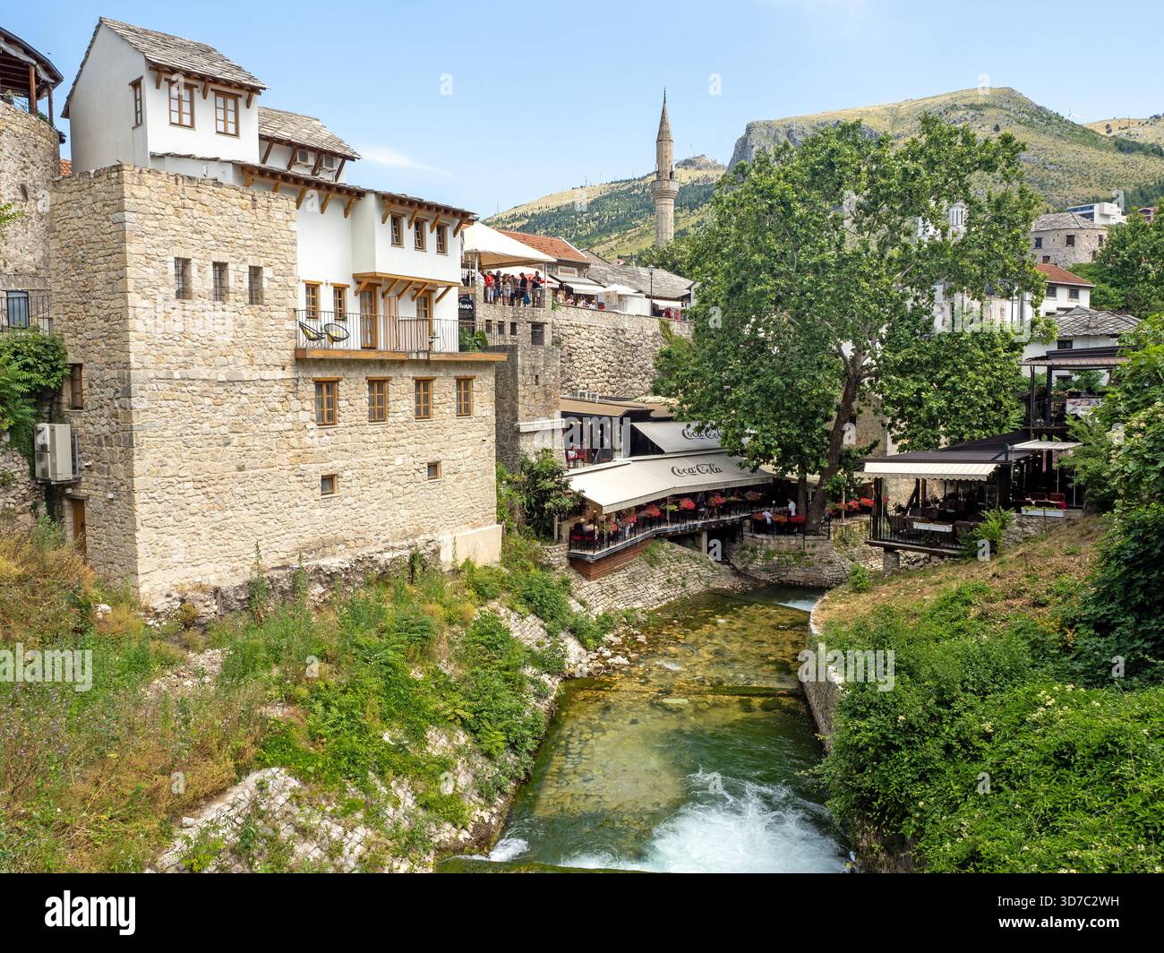 Der Fluss fließt durch die Altstadt von Mostar Stockfoto