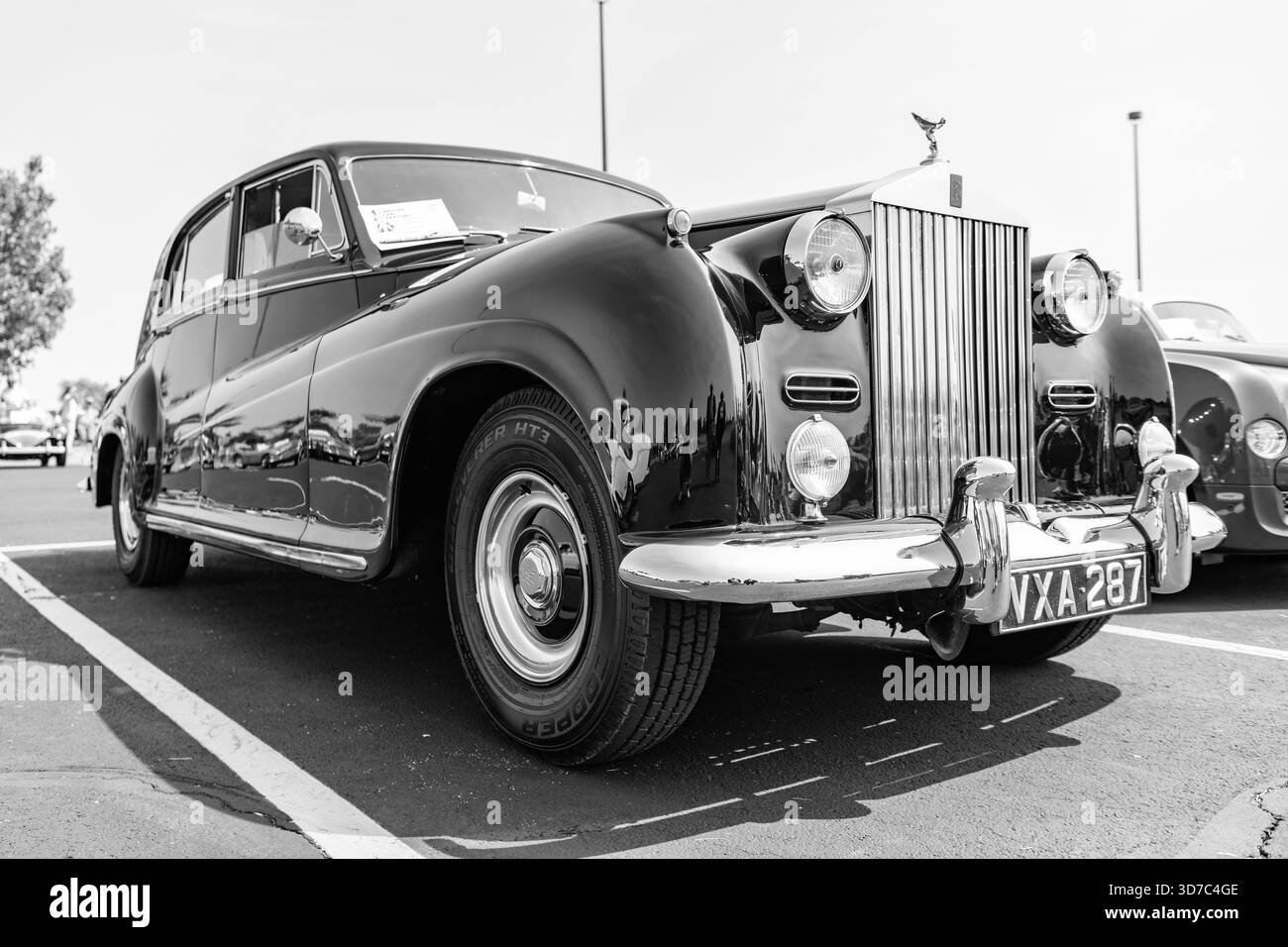Chicago, Illinois, USA - 08. September 2024: Rolls Royce Silver Wraith Fahrzeug, Eckansicht. Retro-Oldtimer. Rollt Royce Silver Wraith Auto. Rollen Stockfoto