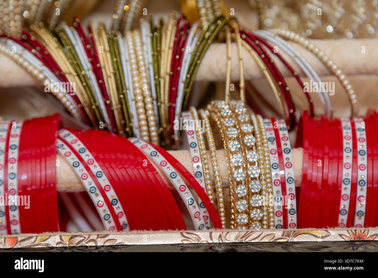 Farbenfrohe indische Armreifen in einer dekorativen Box, perfekt für Hochzeiten und Feiern Stockfoto