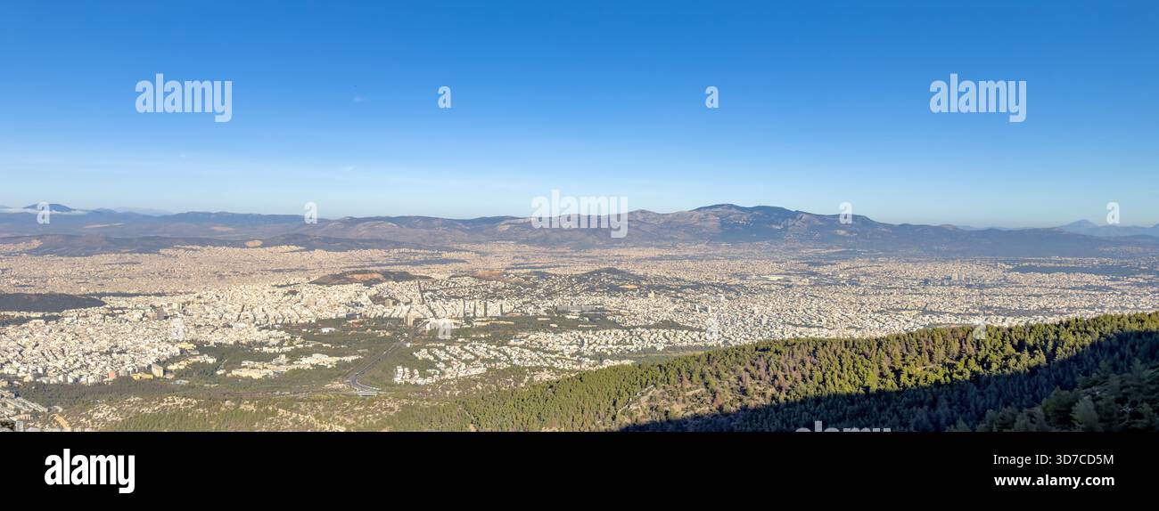 Breites Panorama der Stadt Athen vom Hymettus an einem klaren Tag, mit dichtem Zersiedeln und weit entfernten Hügeln Stockfoto