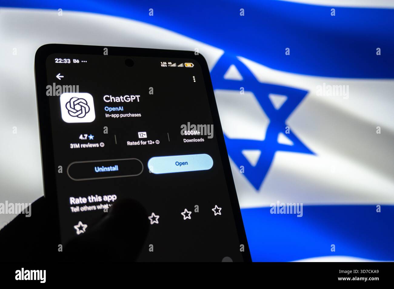 ChatGPT App auf Smartphone vor der Flagge Israels. Baku, Aserbaidschan. 11.25.2025. Stockfoto