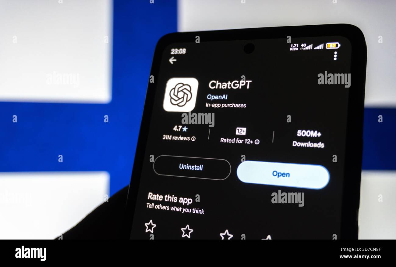 ChatGPT App auf Smartphone vor der Flagge Finnlands. Baku, Aserbaidschan. 11.25.2025. Stockfoto