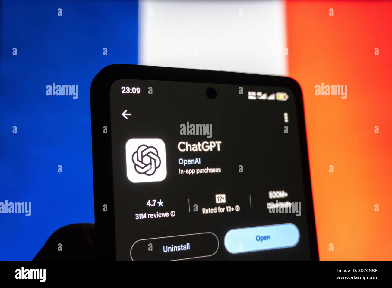 ChatGPT App auf Smartphone vor der Flagge Frankreichs. Baku, Aserbaidschan. 11.25.2025. Stockfoto