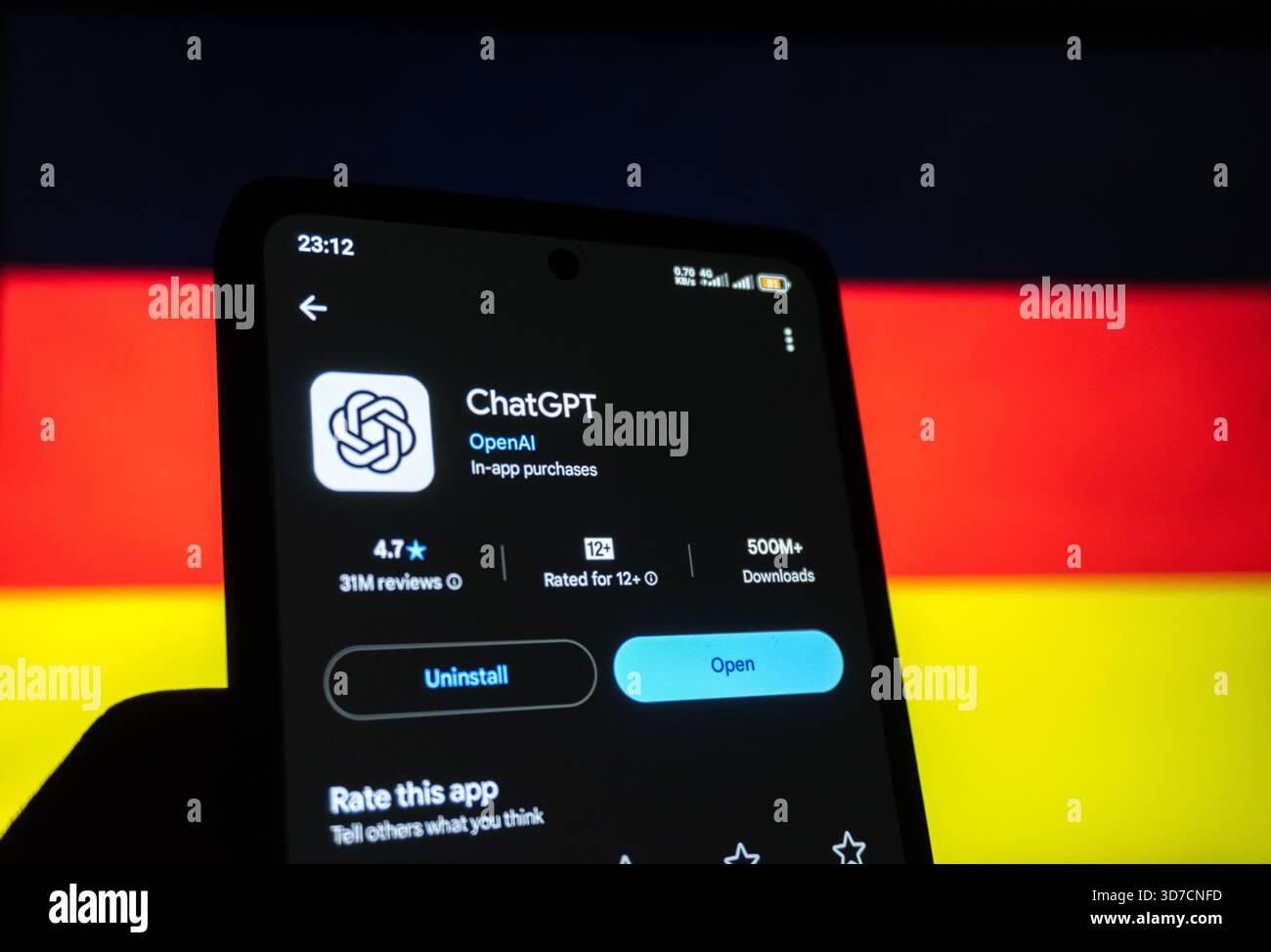 ChatGPT App auf Smartphone vor der Flagge Deutschlands. Baku, Aserbaidschan. 11.25.2025. Stockfoto