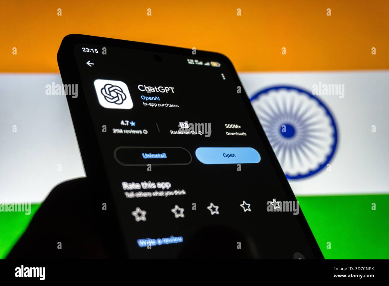 ChatGPT App auf Smartphone vor der Flagge Indiens. Baku, Aserbaidschan. 11.25.2025. Stockfoto