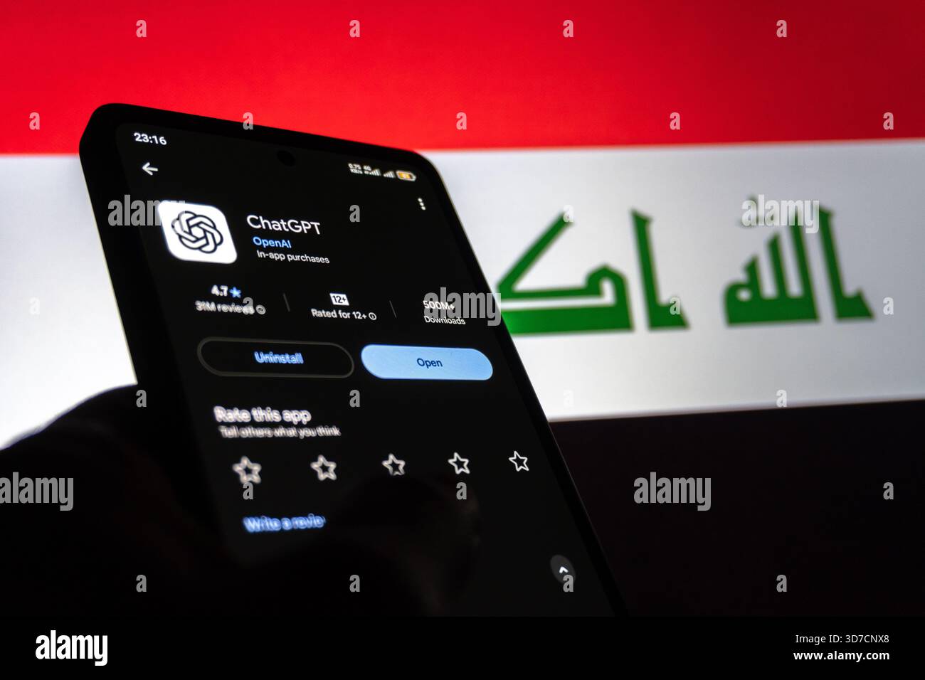 ChatGPT App auf Smartphone vor der Flagge des Irak. Baku, Aserbaidschan. 11.25.2025. Stockfoto