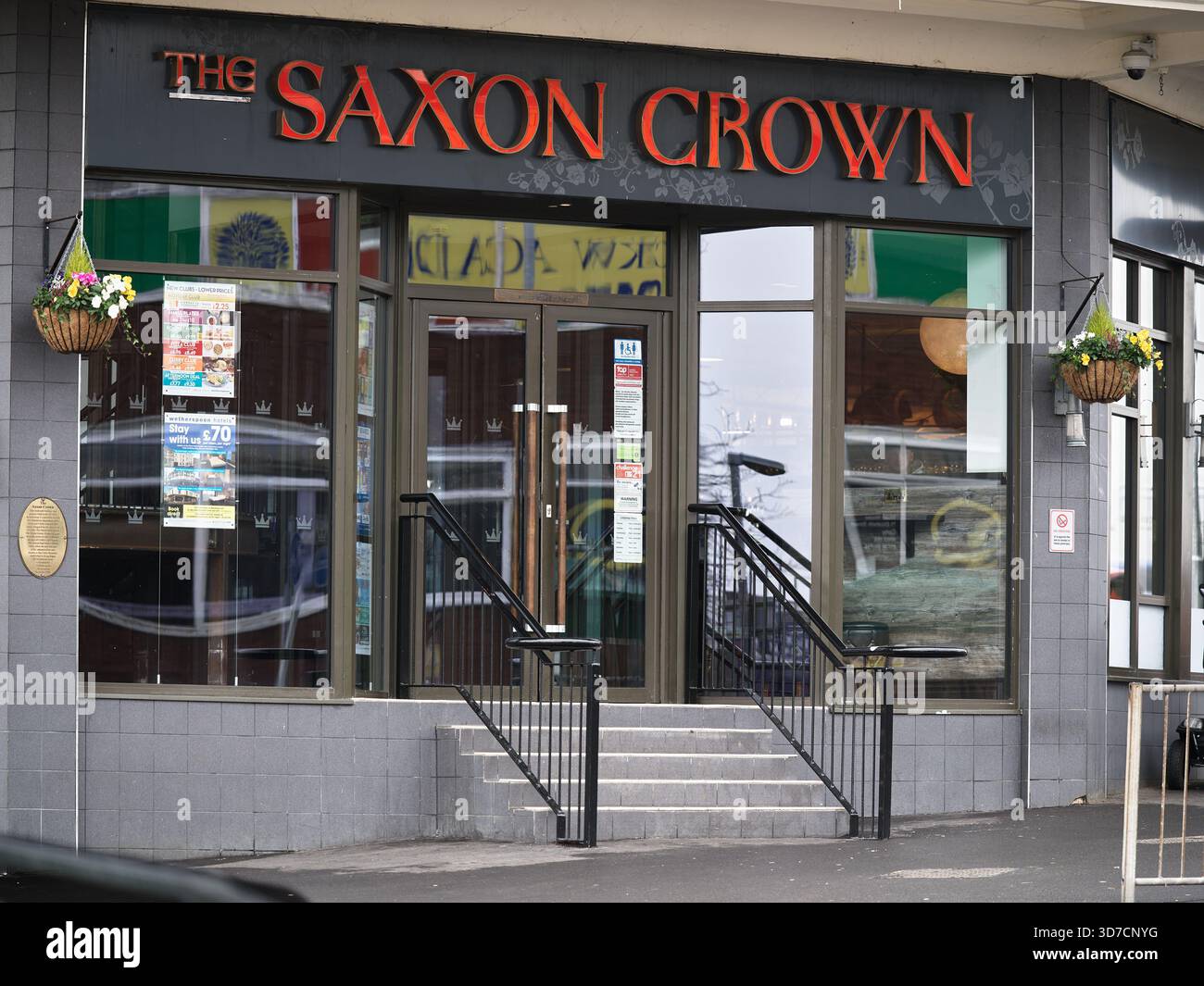 The Saxon Crown, ein Wetherspoon Pub, Restaurant und Hotel, Corby Stadtzentrum, England. Stockfoto