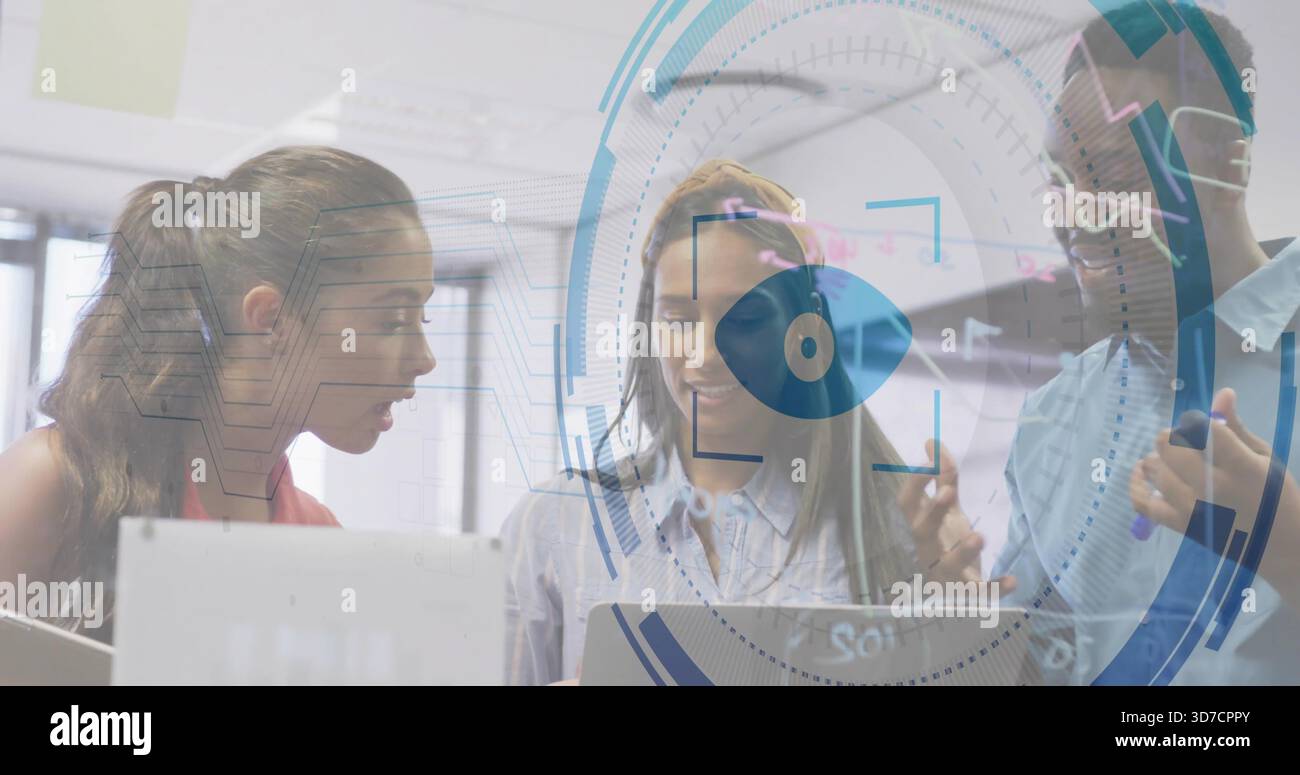 Besprechung des Teams, Analyse von Laptops, Tablets am Schreibtisch, in Business-Shirts mit Stylus, HUD Stockfoto